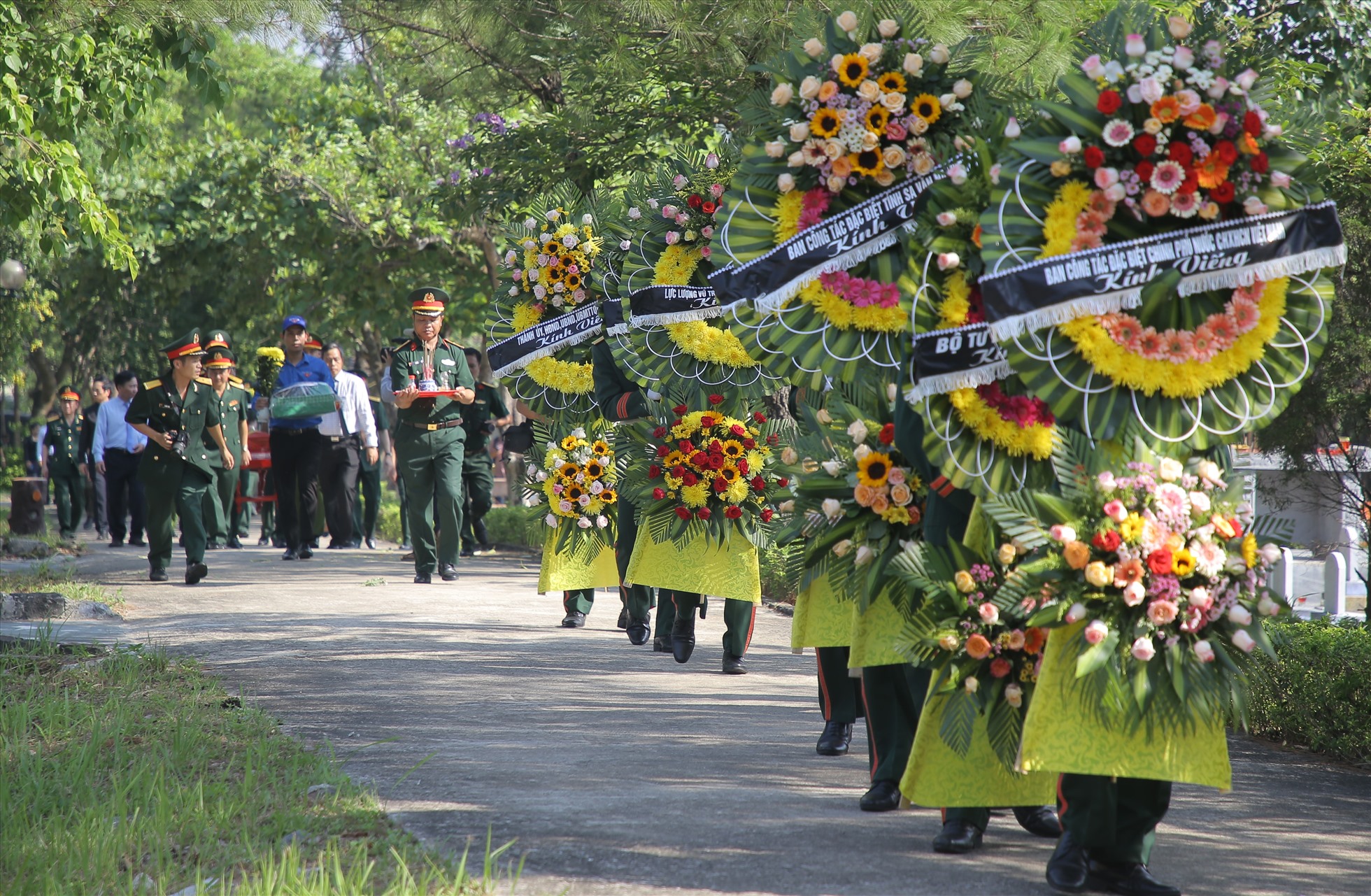 Các hài cốt liệt sĩ được di chuyển đến khu vực làm lễ an táng ở trong khuôn viên Nghĩa trang liệt sĩ quốc gia Đường 9.