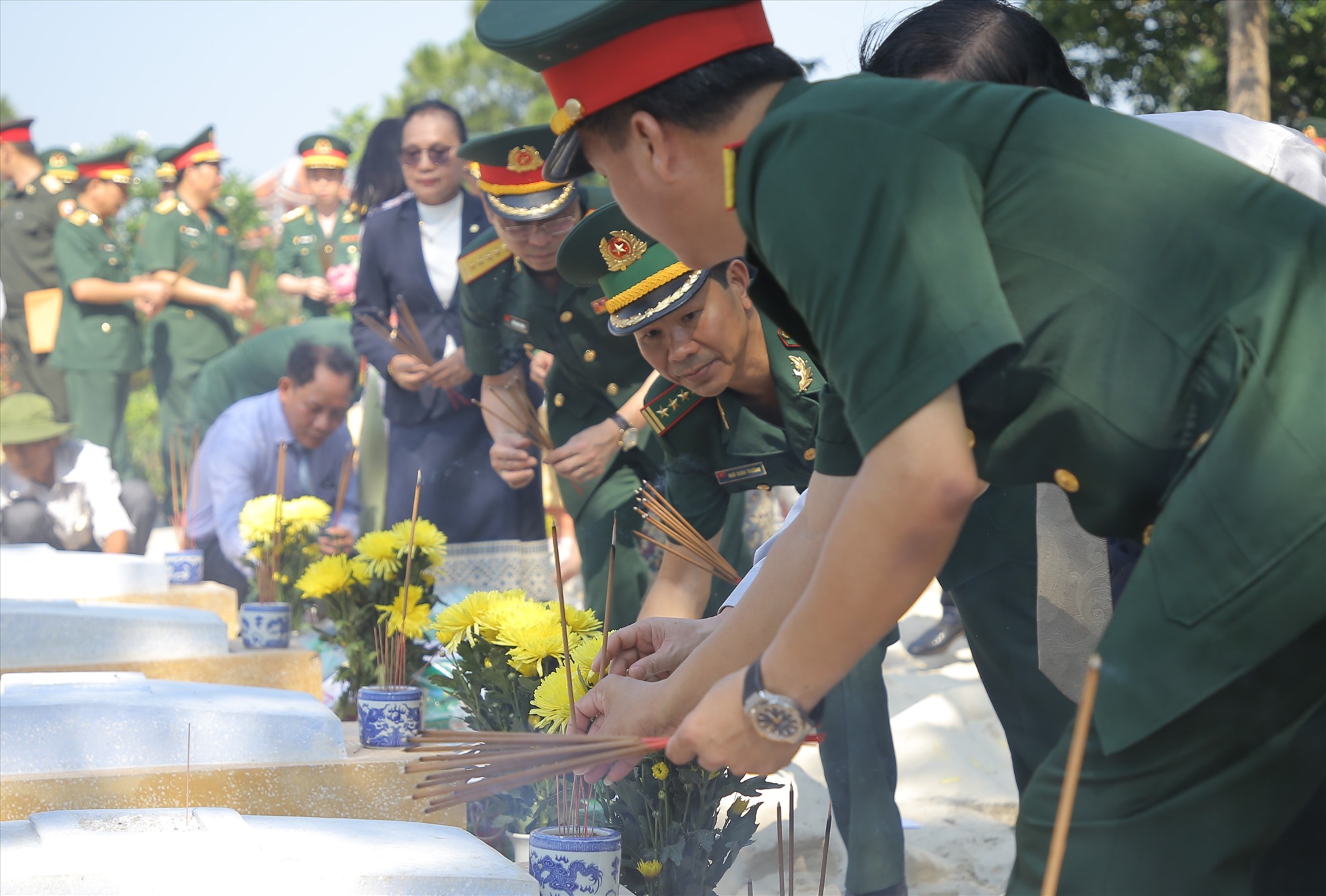 Đảng bộ, chính quyền và nhân dân tỉnh Quảng Trị sẽ thay mặt nhân dân cả nước thường xuyên chăm sóc chu đáo phần mộ của các liệt sĩ với lòng thành kính sâu sắc.