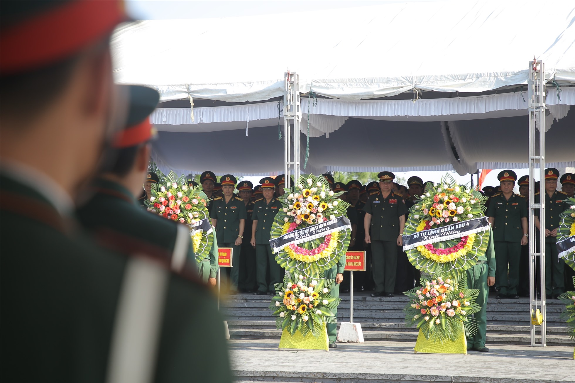 Tại Nghĩa trang liệt sĩ quốc gia Đường 9, trong không khí trang nghiêm và xúc động, Đảng bộ, Chính quyền, lực lượng vũ trang và nhân dân tỉnh Quảng Trị vinh dự thay mặt nhân dân cả nước tổ chức lễ truy điệu, an táng 9 hài cốt liệt sĩ là quân tình nguyện, chuyên gia Việt Nam hi sinh tại Lào.