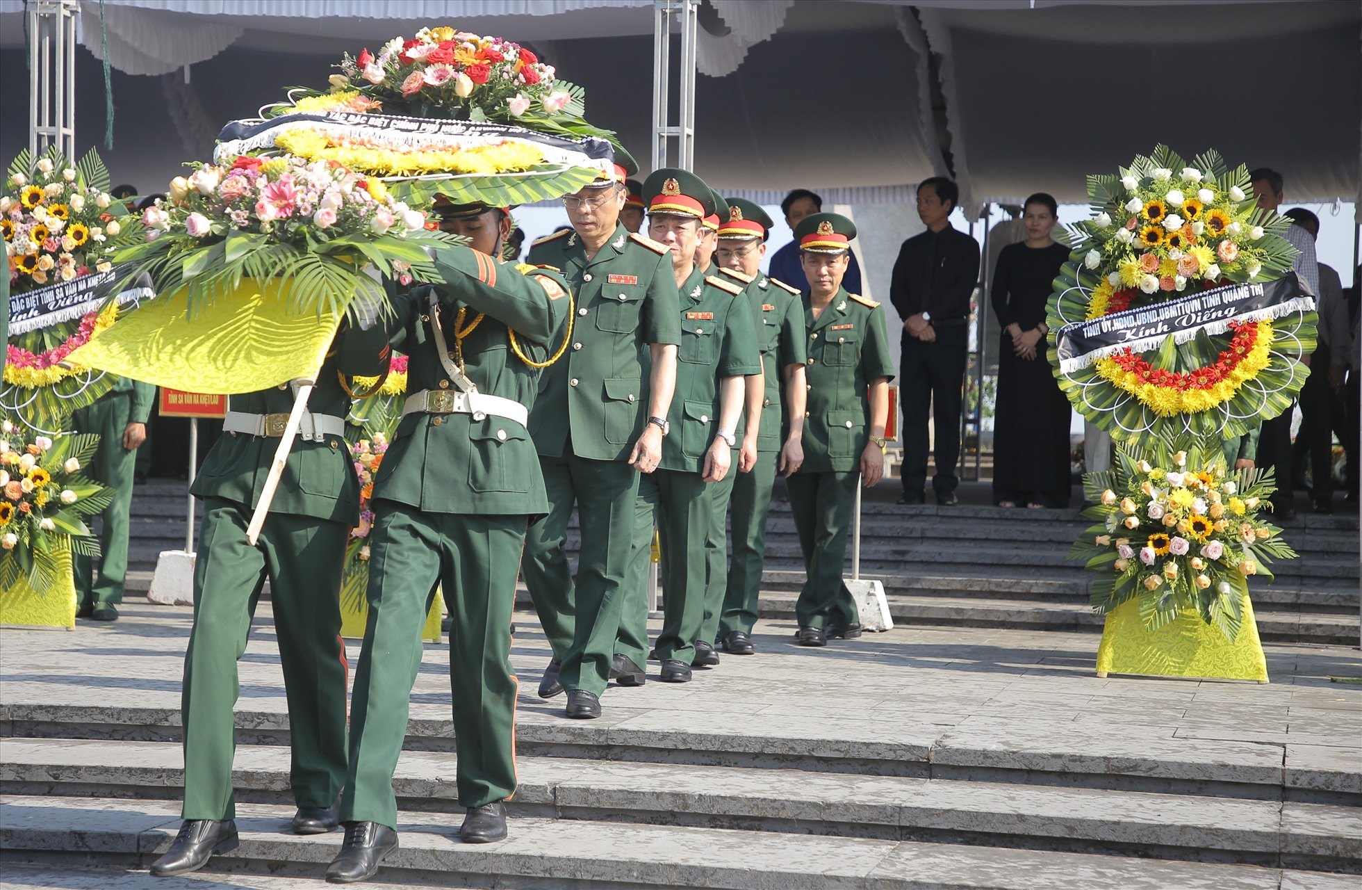 Lãnh đạo Ban chỉ đạo quốc gia 515 - Cơ quan Thường trực Ban công tác đặc biệt Chính phủ Nước CHXHCN Việt Nam dâng hoa tại lễ truy điệu, an táng 9 hài cốt liệt sĩ.