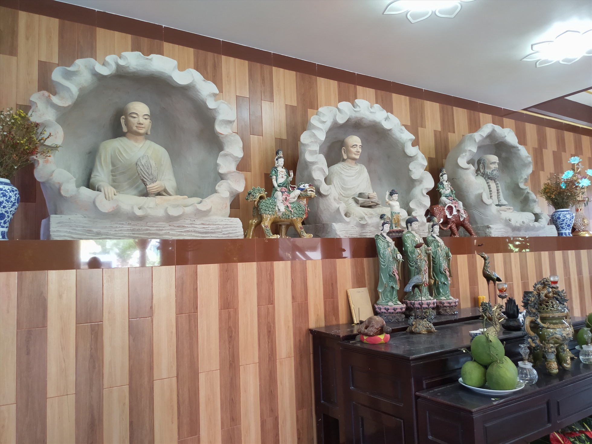 Tượng Phật hoàng Trần Nhân Tông (bìa trái) trong chánh điện chùa Liên Hoa. Ảnh: Kỳ Quan
