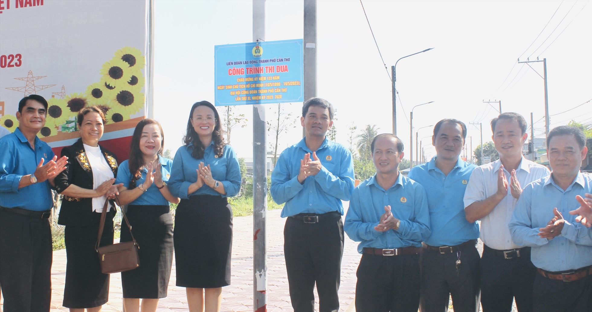 Gắn biển công trình “Xây dựng khu dân cư sáng - sạch - đẹp - an toàn” chào mừng Đại hội Công đoàn các cấp. Ảnh: Bích Ngọc