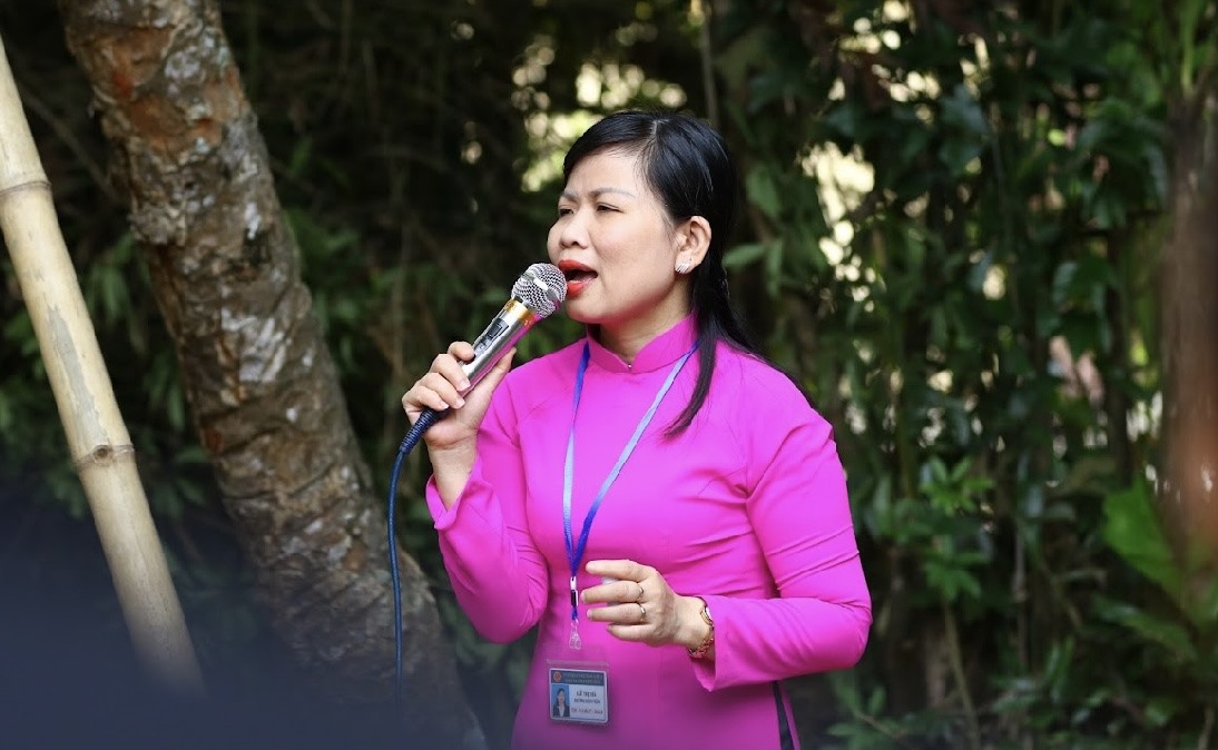 Về thăm Khu Di tích Kim Liên, dưới mái nhà tranh quê Bác, bên những hiện vật nhuốm màu thời gian, du khách được nghe thuyết minh viên kể về quê hương, gia đình và tuổi thơ của Bác Hồ bằng giọng Nghệ thân thương: Ảnh: Quỳnh Trang