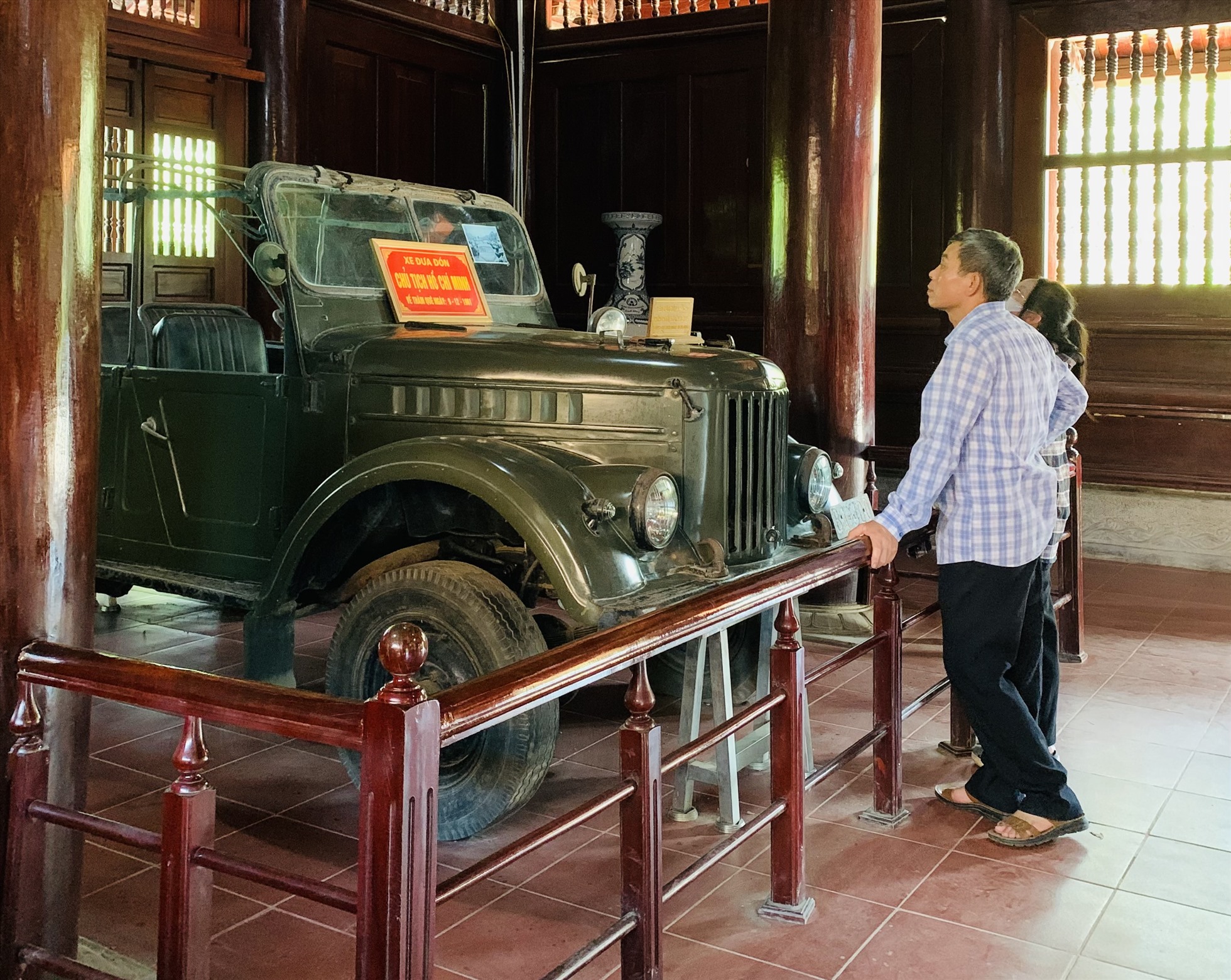 Du khách tham quan chiếc xe ô tô Gát 69 – từng chở Bác Hồ trong lần Người về thăm quê năm 1957. Ảnh: Quỳnh Trang