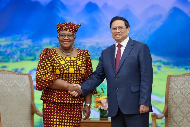 Thủ tướng Phạm Minh Chính và Tổng Giám đốc Tổ chức Thương mại Thế giới (WTO) Ngozi Okonjo-Iweala. Ảnh: VGP