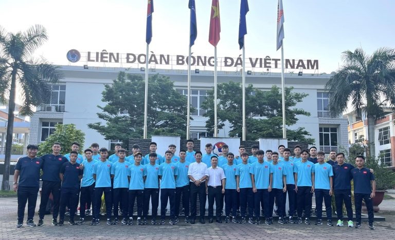 U17 Việt Nam di chuyển sang Qatar để bắt đầu chuyến tập huấn 4 ngày trước thềm giải U17 châu Á 2023. Ảnh: VFF