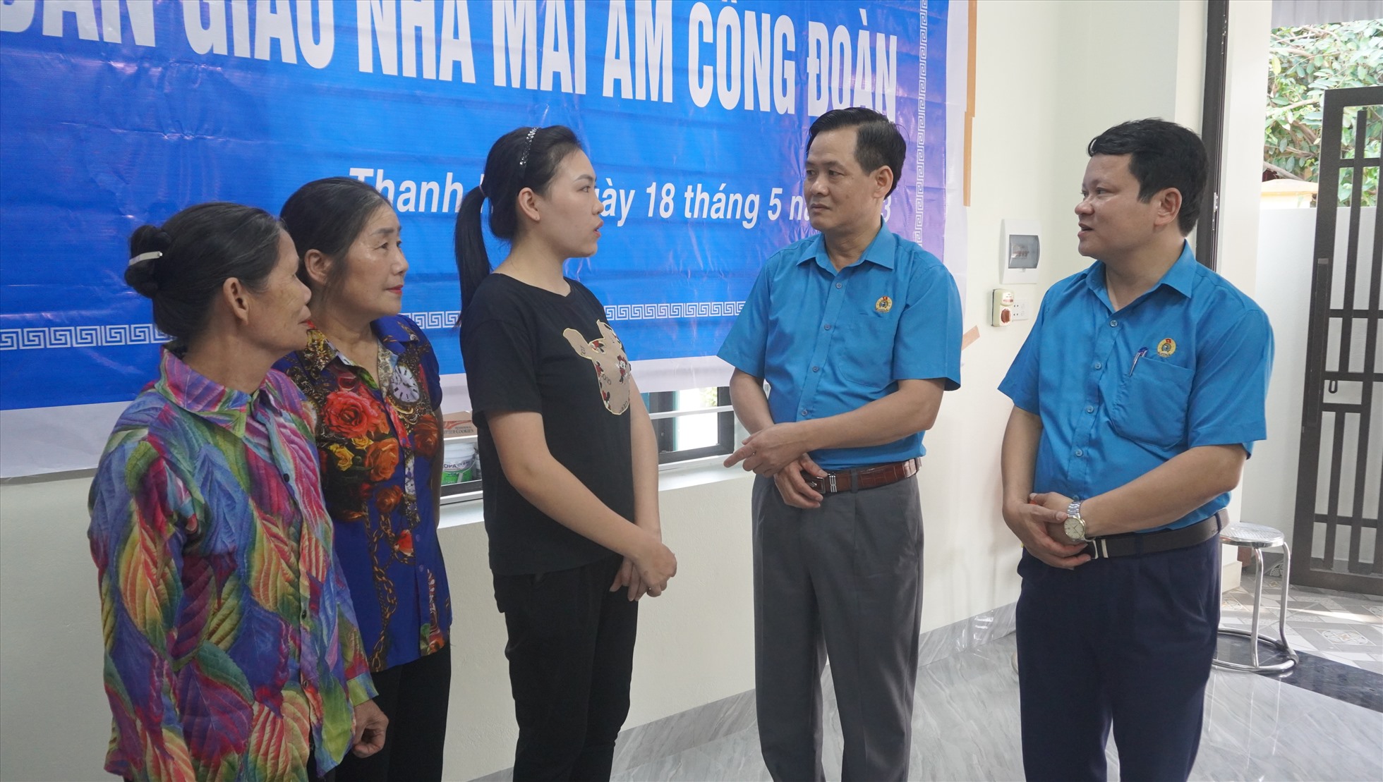 Phó Chủ tịch LĐLĐ tỉnh Thanh Hóa Mai Bá Nam cùng đoàn công tác thăm hỏi, động viên gia đình nữ công nhân. Ảnh: Quách Du