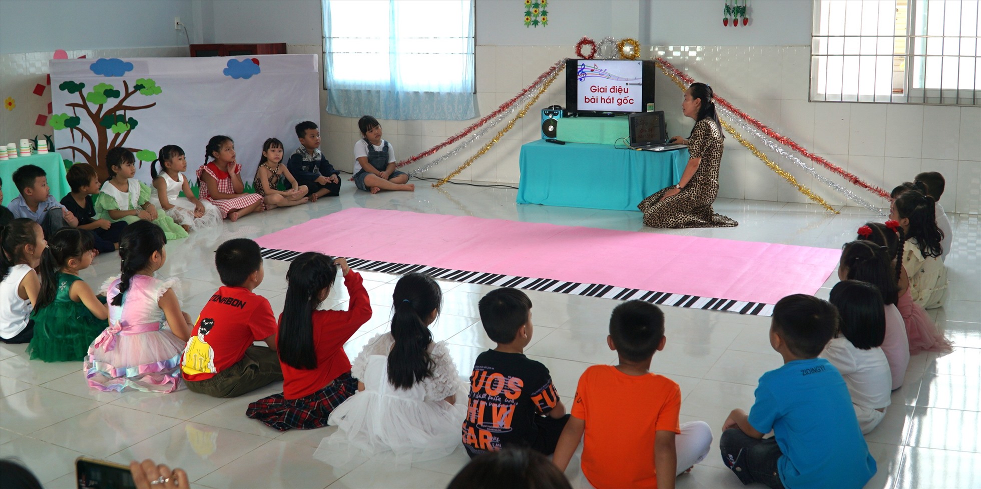 Một giờ học âm nhạc taij Trường Mần non Bạc Liêu theo mô hình lấy trẻ làm trung tâm. Ảnh: Nhật Hồ