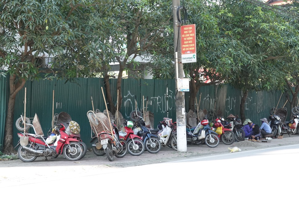 Nhiều lao động tự do ngồi dưới tán cây ở đường Nguyễn Du, thành phố Hà Tĩnh tránh nắng. Ảnh: Trần Tuấn.