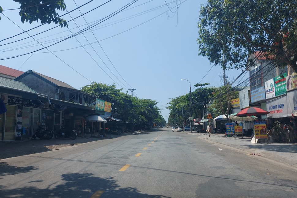 Giữa trưa tuyến đường Nguyễn Chí Thanh trước chợ Hà Tĩnh vắng hoe vì nắng nóng. Ảnh: Trần Tuấn.