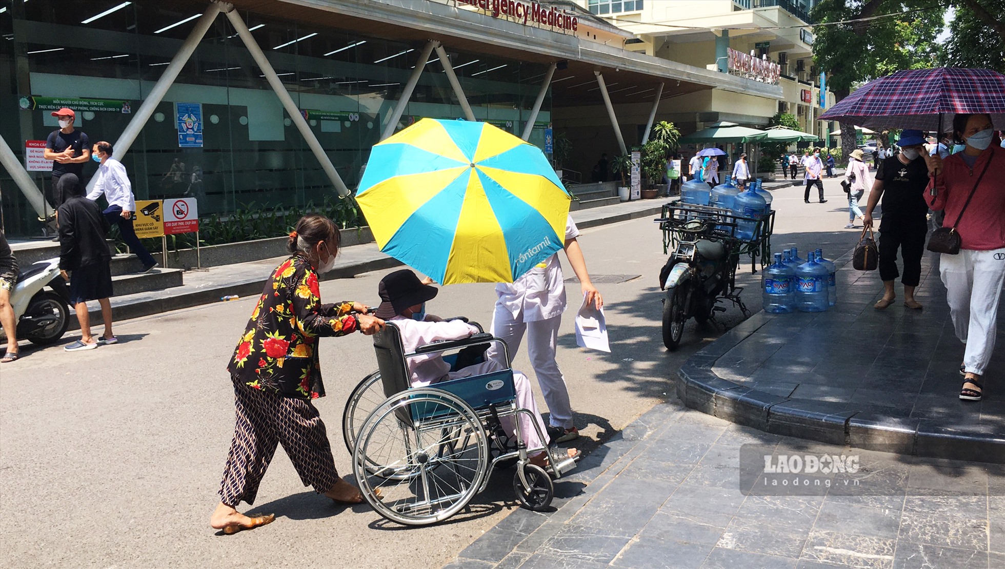 Trước thời tiết nắng gắt, bệnh nhân khi di chuyển phải sử dụng ô và các vật dụng che nắng.