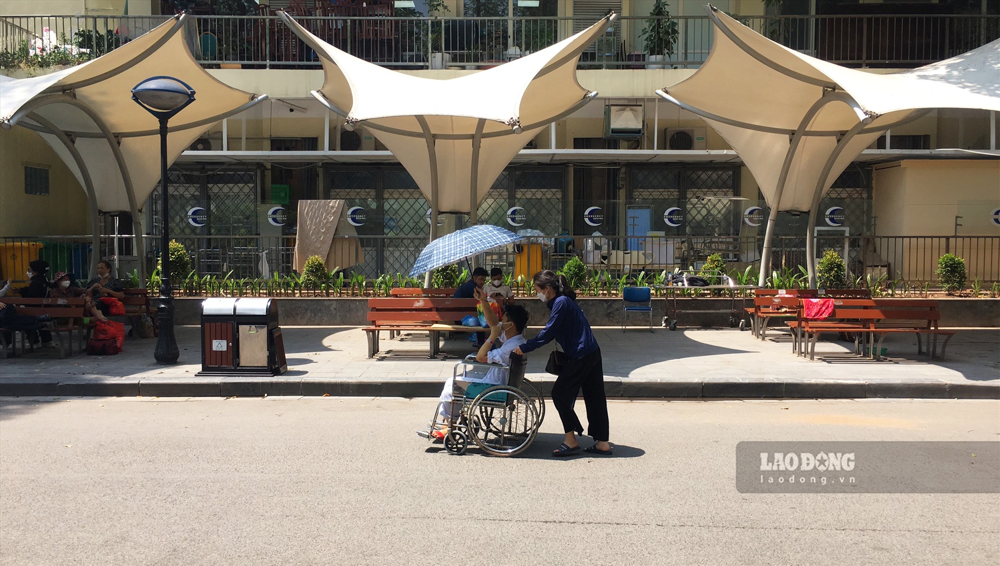 Trước thời tiết nắng gắt, bệnh nhân khi di chuyển phải sử dụng ô và các vật dụng che nắng.
