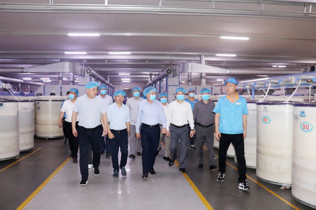 Bí thư tỉnh ủy Quảng Ninh thăm Nhà máy sản xuất sợi Texhong Ngân Hà trong KCN Cảng biển Hải Hà. Ảnh: Thu Chung