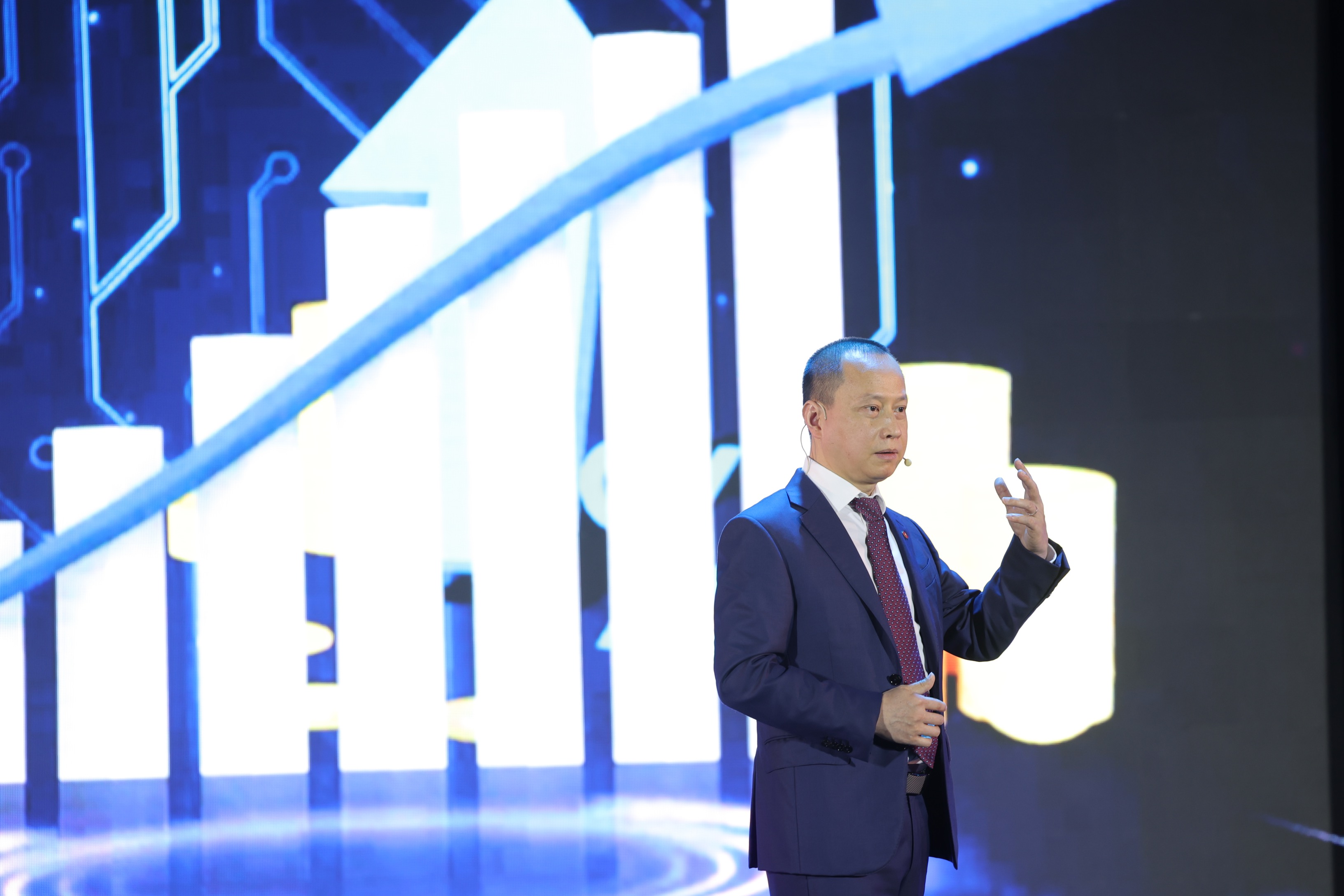 Ông Phùng Quang Hưng – Phó tổng giám đốc Techcombank giới thiệu giải pháp tài chính cá nhân hóa cho từng khách hàng dựa trên nền tảng số hóa và Big data. Ảnh: Techcombank