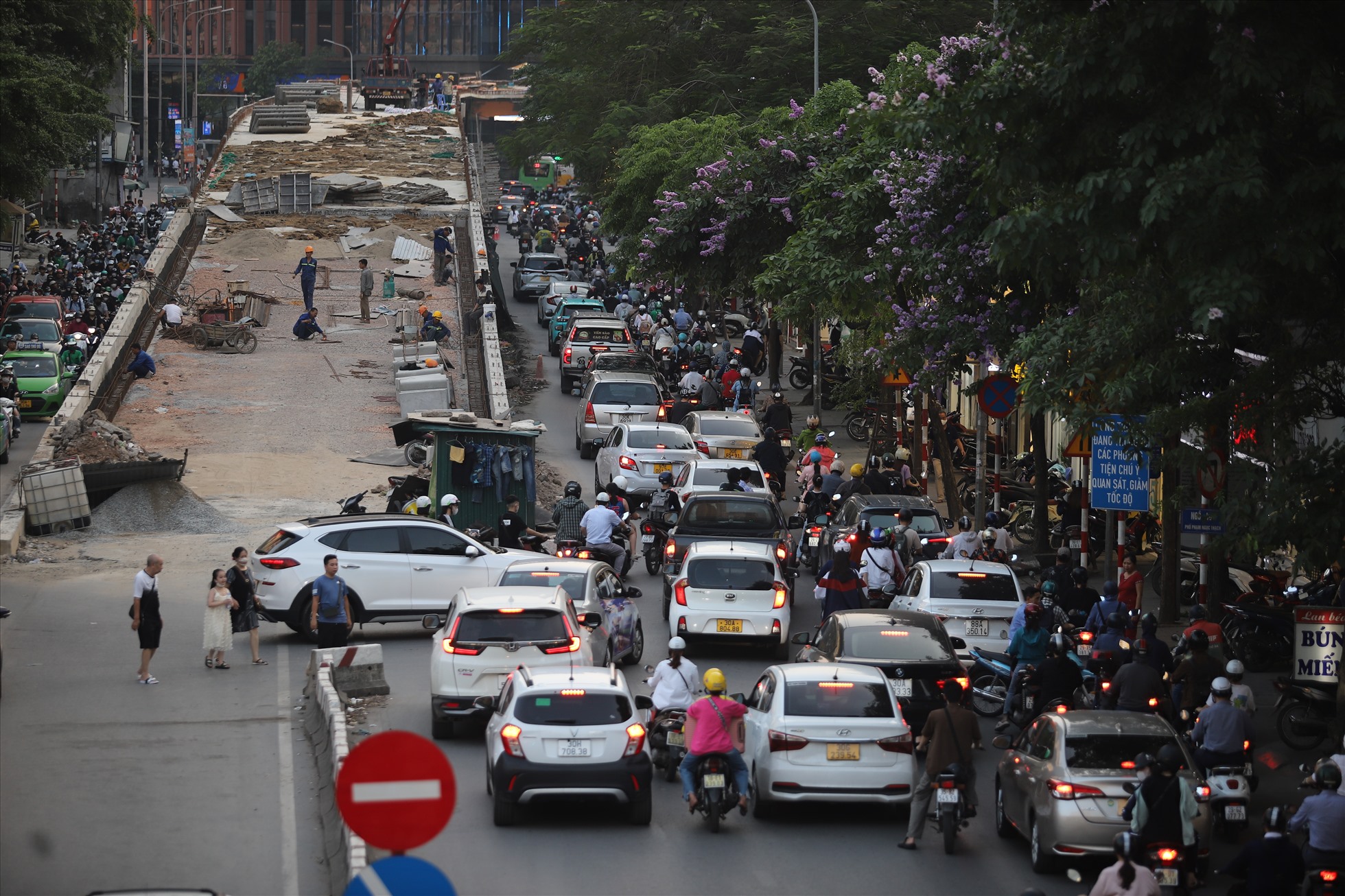 Nhiều phương tiện chật vật di chuyển qua nút giao Chùa Bộc - Phạm Ngọc Thạch vào giờ cao điểm. Ảnh: Vĩnh Hoàng