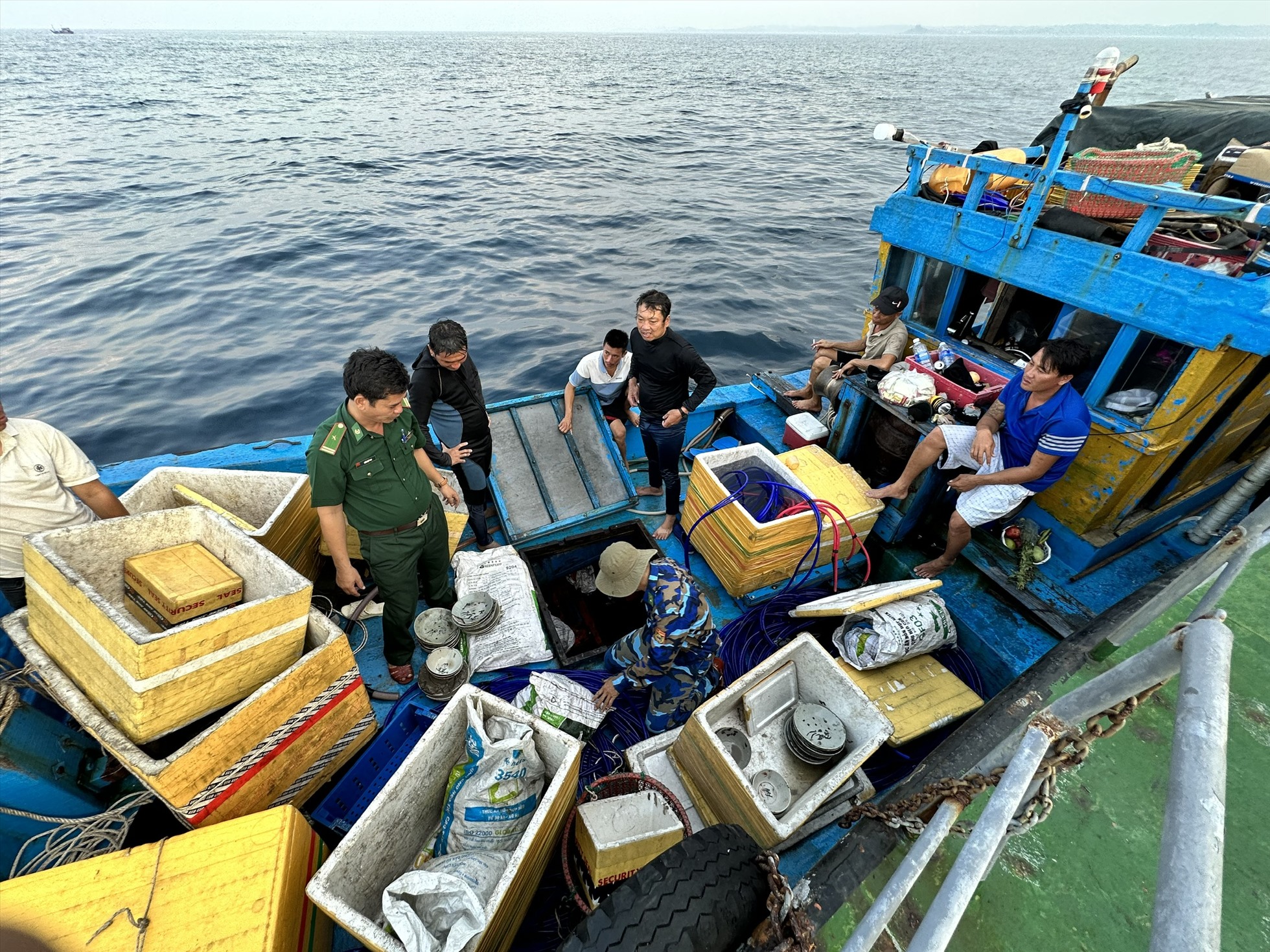 Lực lượng tuần tra BĐBP Quảng Ngãi kiểm tra, phát hiện nhiều đồ vật gốm sứ trên tàu cá BĐ 10546 Ts. Ảnh: Ngọc Viên