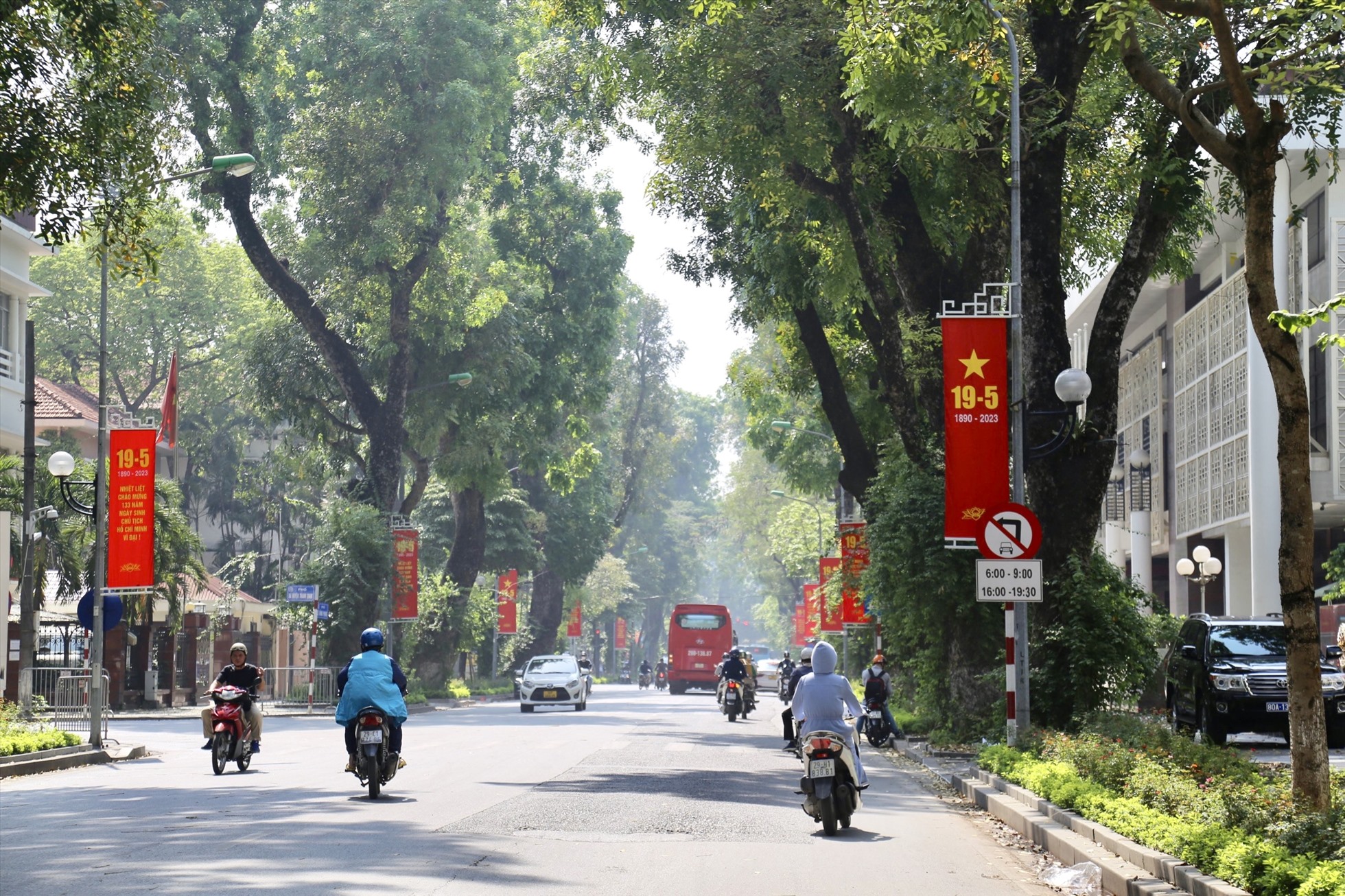 Nhiều nẻo được của Hà Nội được trang trí cờ hoa rực rỡ để chào mừng kỷ niệm 133 năm ngày sinh của Bác. Ảnh: Thùy Dung