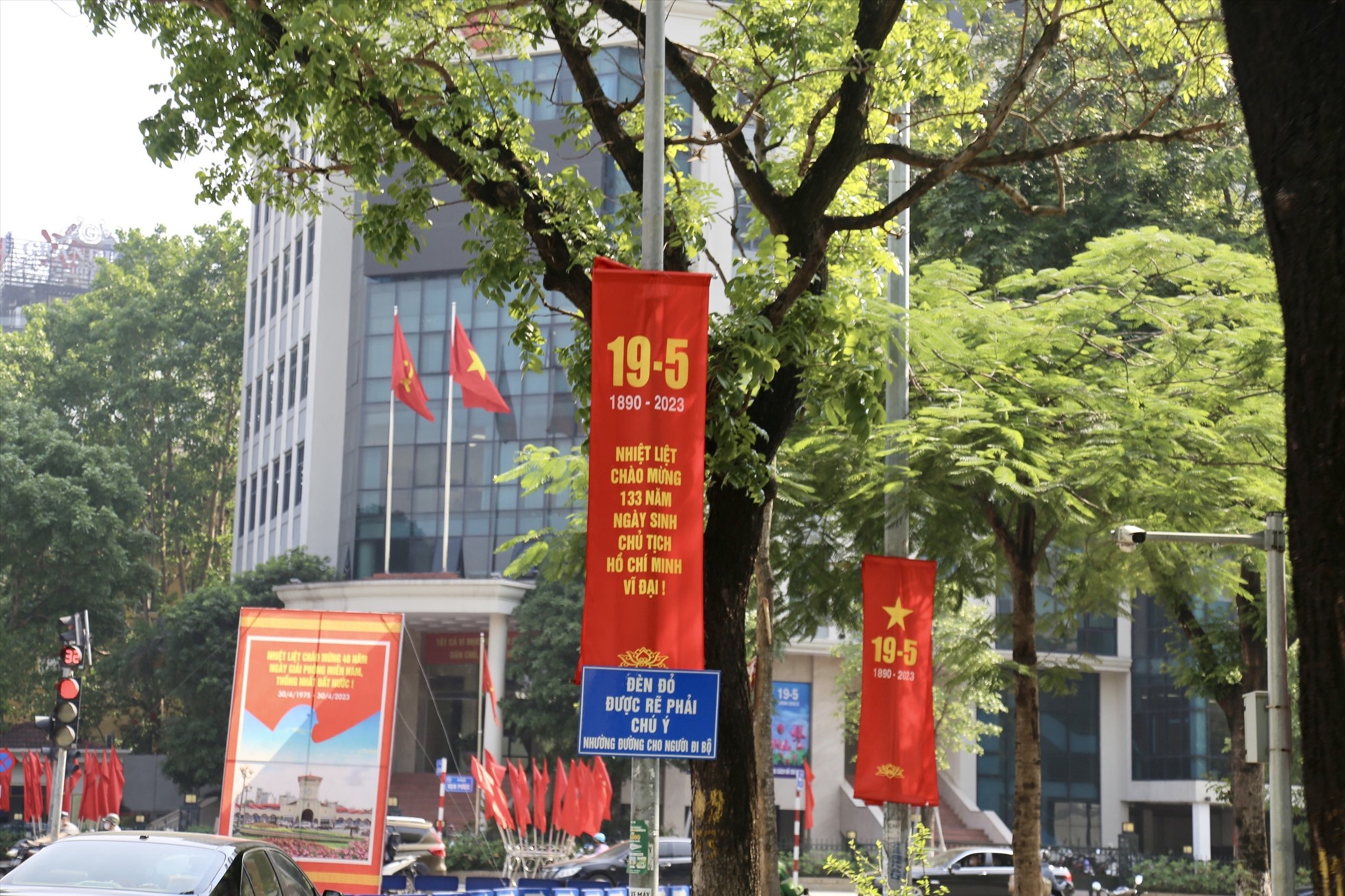 Nhiều tấm pano, áp phích cỡ lớn, bảng điện tử có khẩu hiệu hướng đến ngày kỷ niệm được đặt tại nhiều tuyến phố của Thủ đô. Ảnh: Thùy Dung