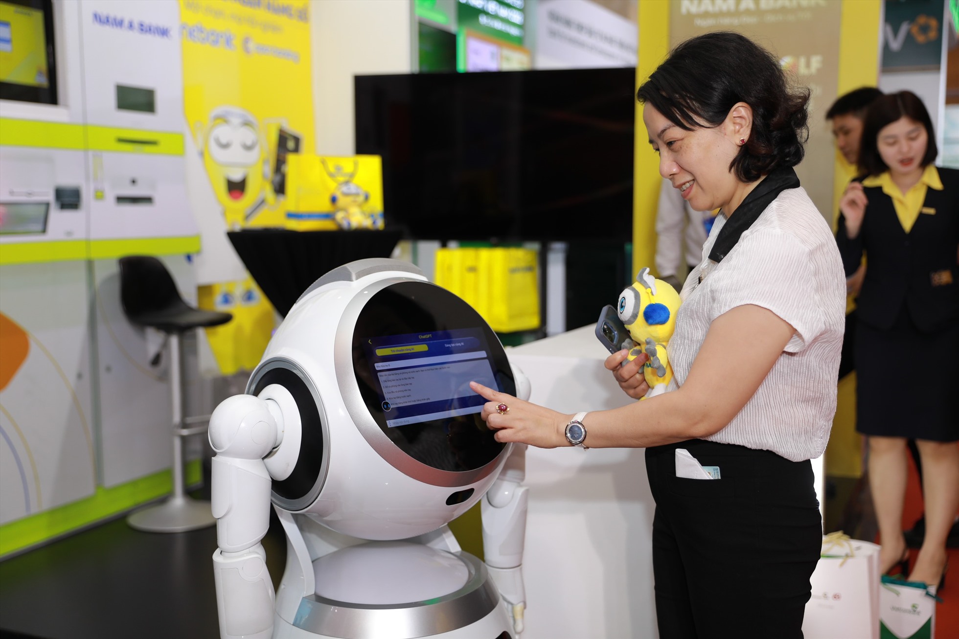 Khách tham quan thích thú trước Robot OPBA – được tích hợp công nghệ AI