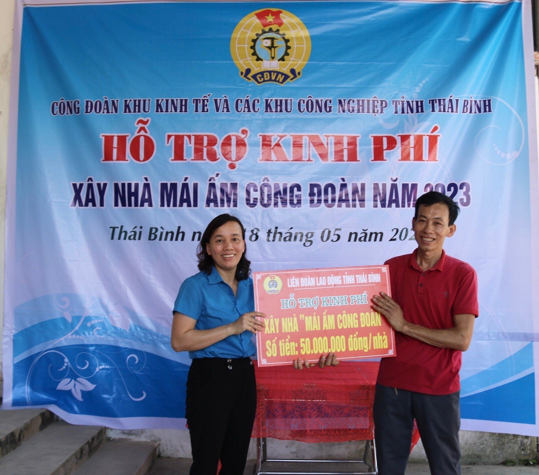 Phó chủ tịch Liên đoàn Lao động tỉnh Thái Bình - bà Phạm Thị Thắng trao kinh phí hỗ trợ xây nhà cho gia đình anh Thanh. Ảnh: Bá Mạnh