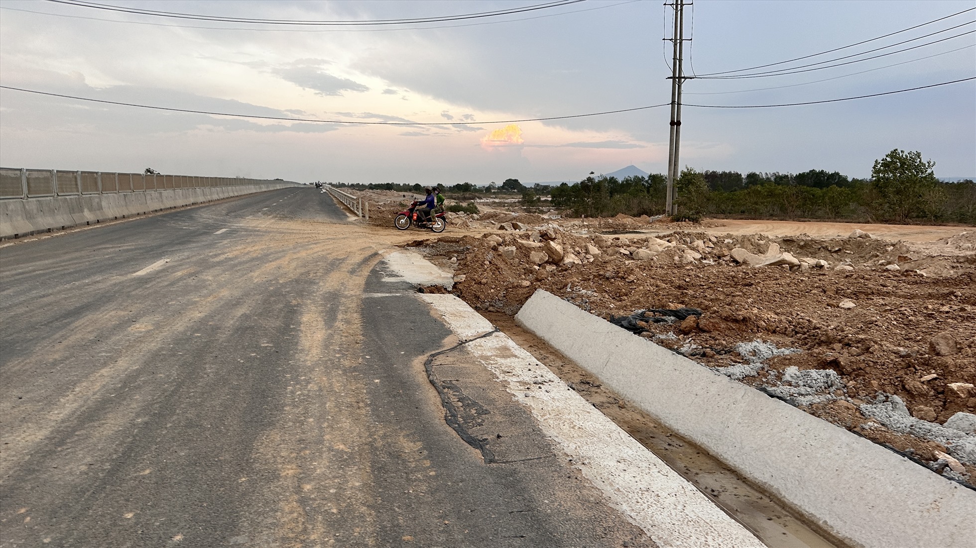 Một vị trí trên địa bàn Hàm Thuận Bắc, đi qua đường mòn dân sinh nhưng vẫn chưng lắp hộ lan, xe máy vẫn chạy vào cao tốc.