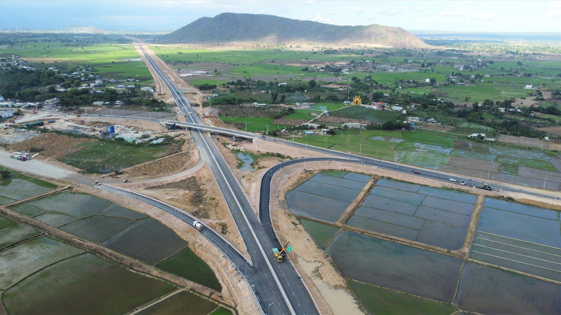 Cao tốc Vĩnh Hảo - Phan Thiết dài 100,8 km nằm trọn trên địa bàn tỉnh Bình Thuận, điểm đầu tại xã Vĩnh Hảo, huyện Tuy Phong, Bình Thuận, điểm cuối giao kết nối với cao tốc Phan Thiết - Dầu Giây.