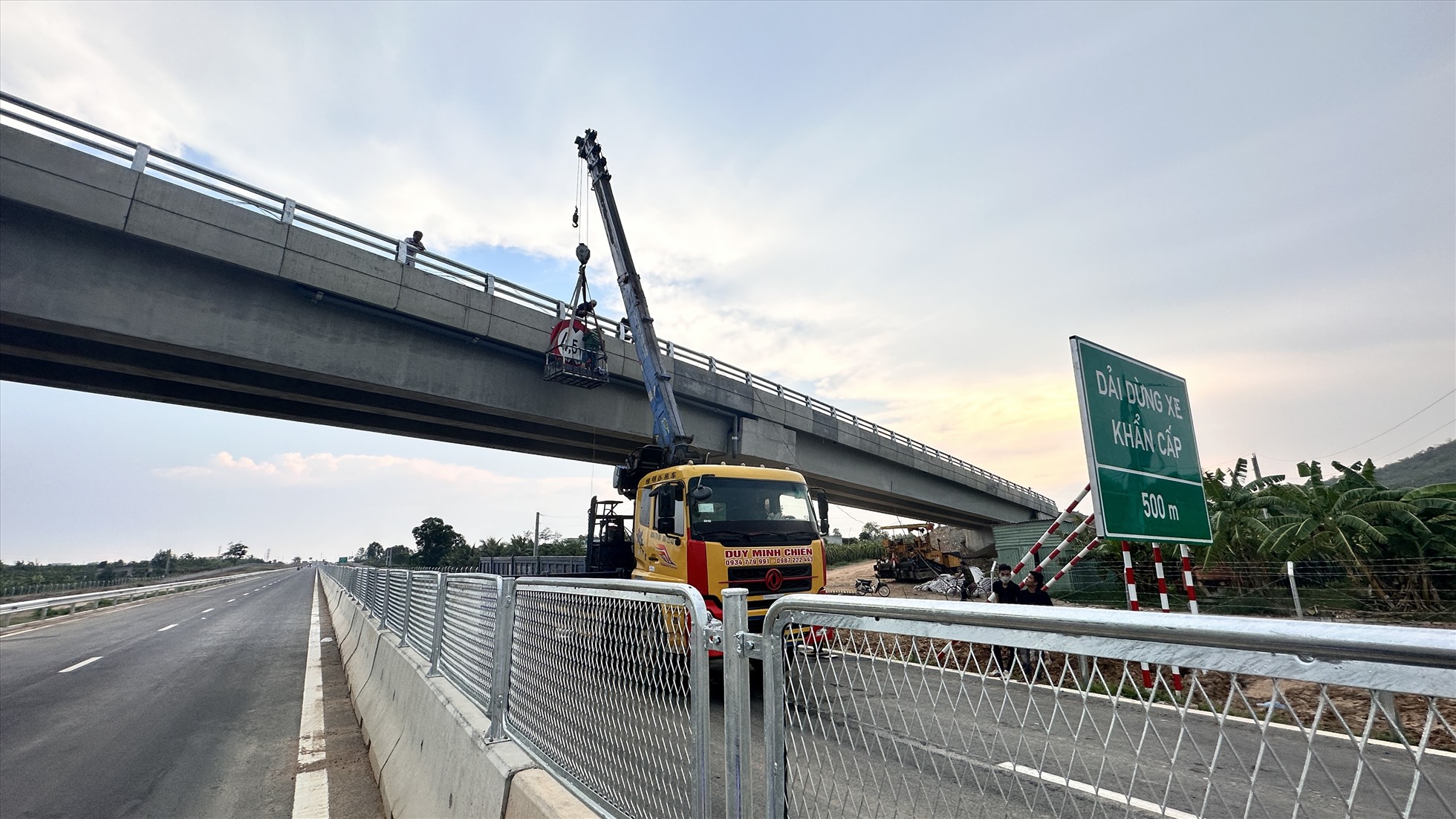 Bảng giới hạn chiều cao được xe cẩu nâng lên để lắp đặt trên cầu vượt.