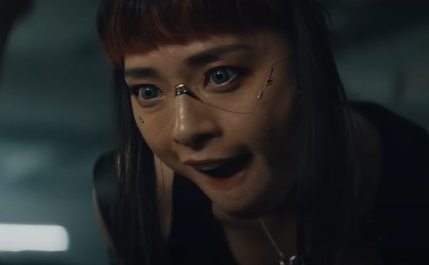 Tạo hình ấn tượng của Ngô Thanh Vân trong phim. Cô trang điểm độc đáo và lộ một phần kim loại trên sống mũi. Ảnh: Chụp màn hình