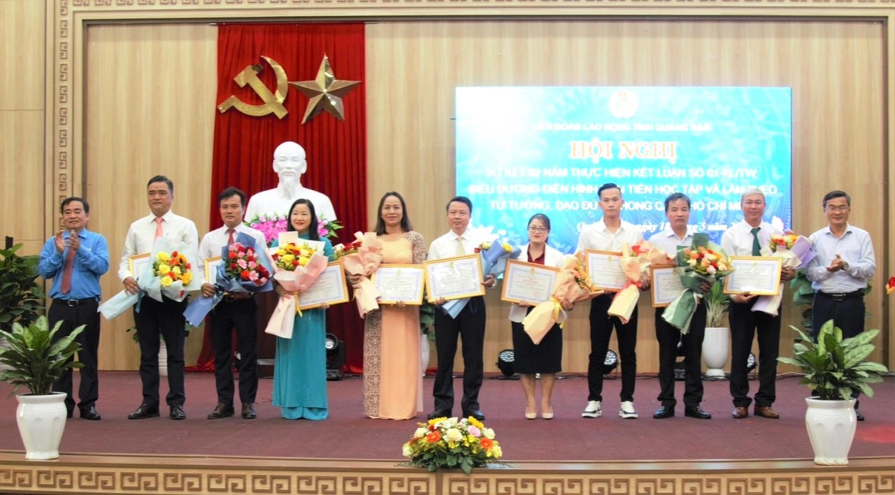 LĐLĐ Quảng Nam khen thưởng các điển hình tiên tiến trong tổ chức công đoàn cơ sở về học tập và làm theo gương Bác. Ảnh LĐLĐ Quảng Nam.