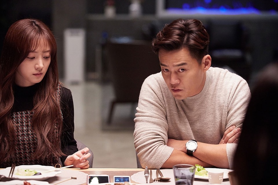 Song Ha Yoon và bạn diễn trong cảnh phim Tiệc trăng máu bản Hàn. Ảnh: Lotte