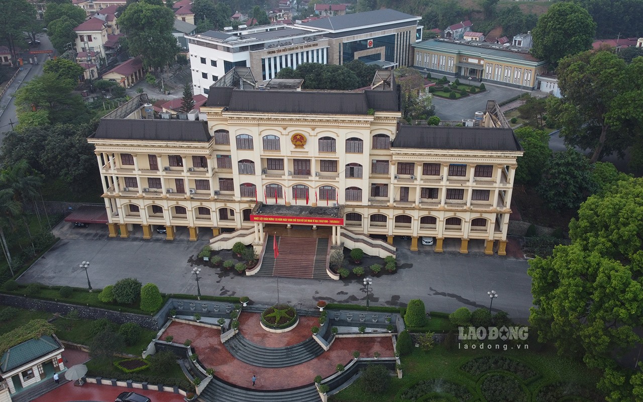 Trụ sở UBND - HĐND tỉnh Yên Bái và trụ sở Tỉnh uỷ nằm ngay sát nhau trên cùng nhìn ra hướng Quảng trường trung tâm tỉnh.
