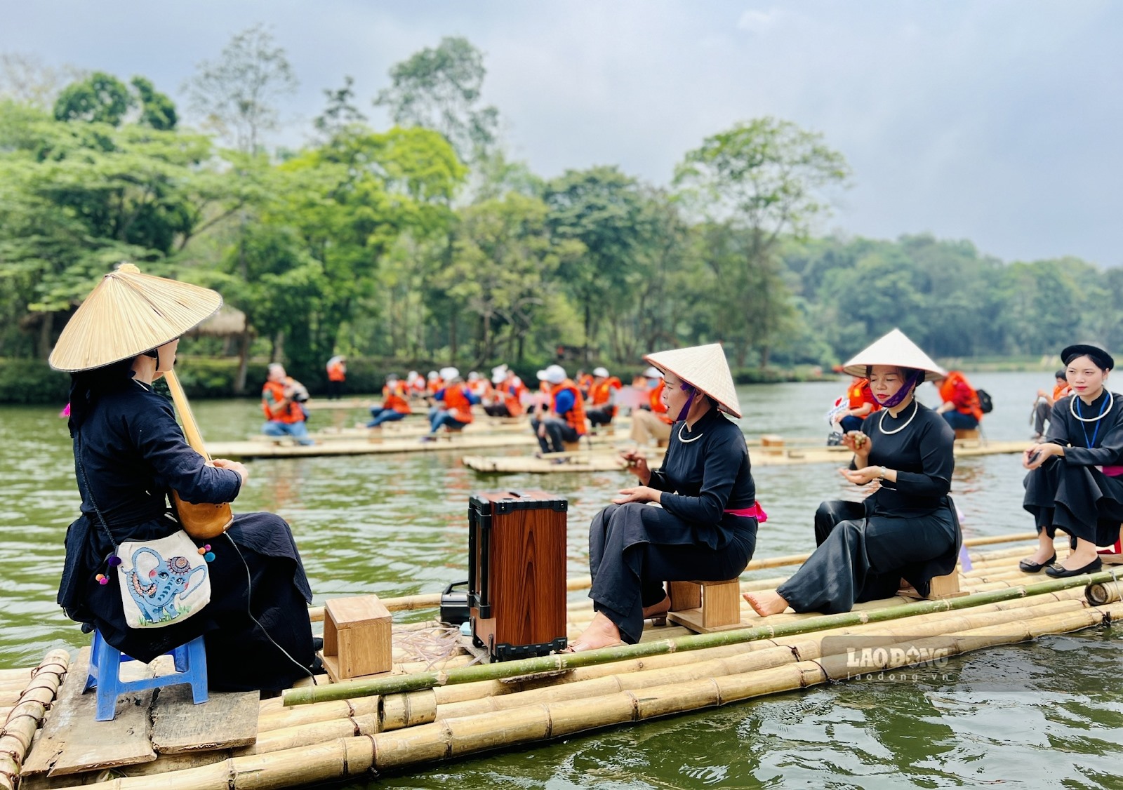 Du lịch cũng đem lại nguồn thu đang kể cho đồng bào ở Tân Trào và giúp bảo tồn những nét văn hoá độc đáo. Ông Soài thông tin thêm: “Tỷ lệ hộ nghèo của xã giảm chỉ còn gần 6,8%, thu nhập bình quân đạt gần 52 triệu đồng/người/năm. Từ những quan tâm, đầu tư của Nhà nước và sự đồng lòng, vươn lên của chính quyền địa phương, Tân Trào tiếp tục có nhiều đổi mới để hướng tới cuộc sống ấm no và hạnh phúc“.