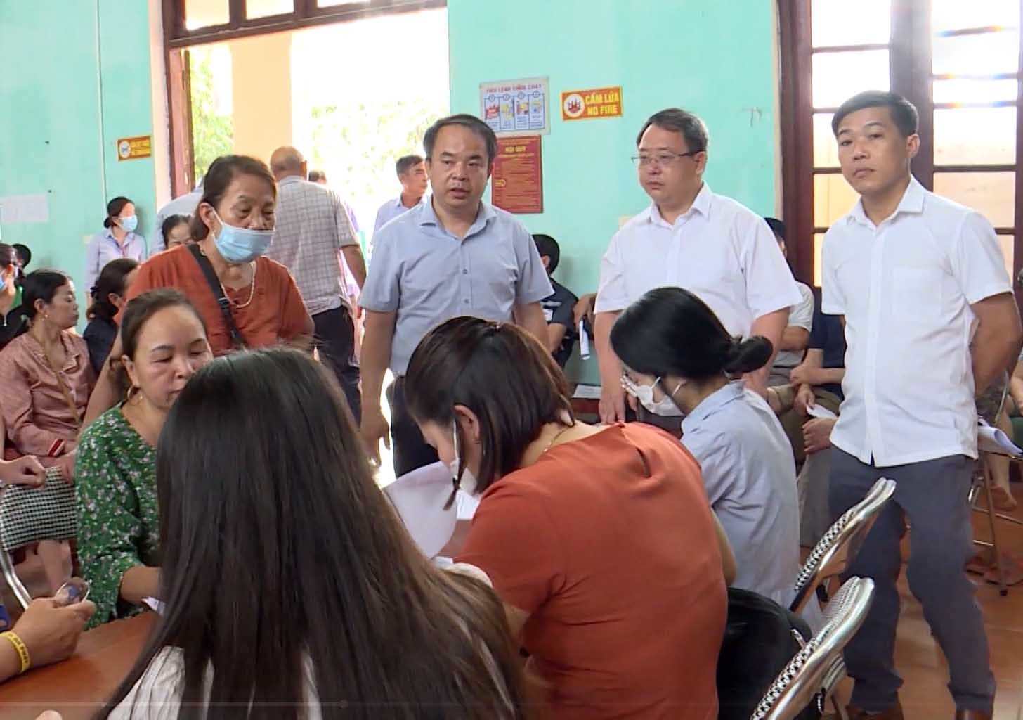 Người dân làm thủ tục nhận tiền đền bù, giải phóng mặt bằng dự án đường Vành đai 4 qua TP Bắc Ninh. Ảnh: Vân Trường