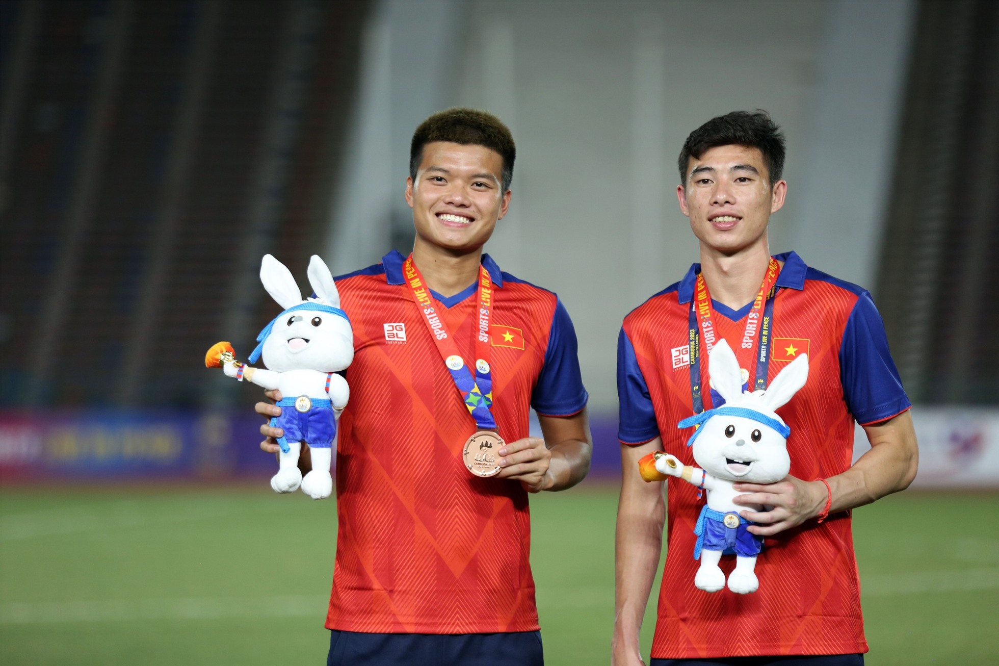Tiền đạo Nguyễn Văn Tùng (trái ảnh) đã ghi được 5 bàn tại SEA Games 32.