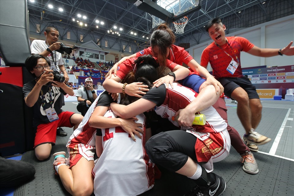 Tuyển bóng rổ nữ 3x3 Việt Nam đã đánh bại Philippines với tỉ số 21-16 vào trưa 7.5, qua đó mang về tấm huy chương vàng cho đoàn thể thao Việt Nam nói chung và bóng rổ nói riêng tại SEA Games 32.