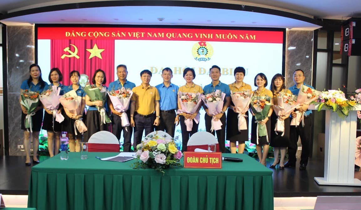 Ông Đào Mạnh Kiên - Chủ tịch Công đoàn TCTHKVN và Ông Nguyễn Cao Cường - Bí thư Đảng ủy, Giám đốc Trung tâm ASOC tặng hoa chúc mừng Ban chấp hành Công đoàn 2023-2028.