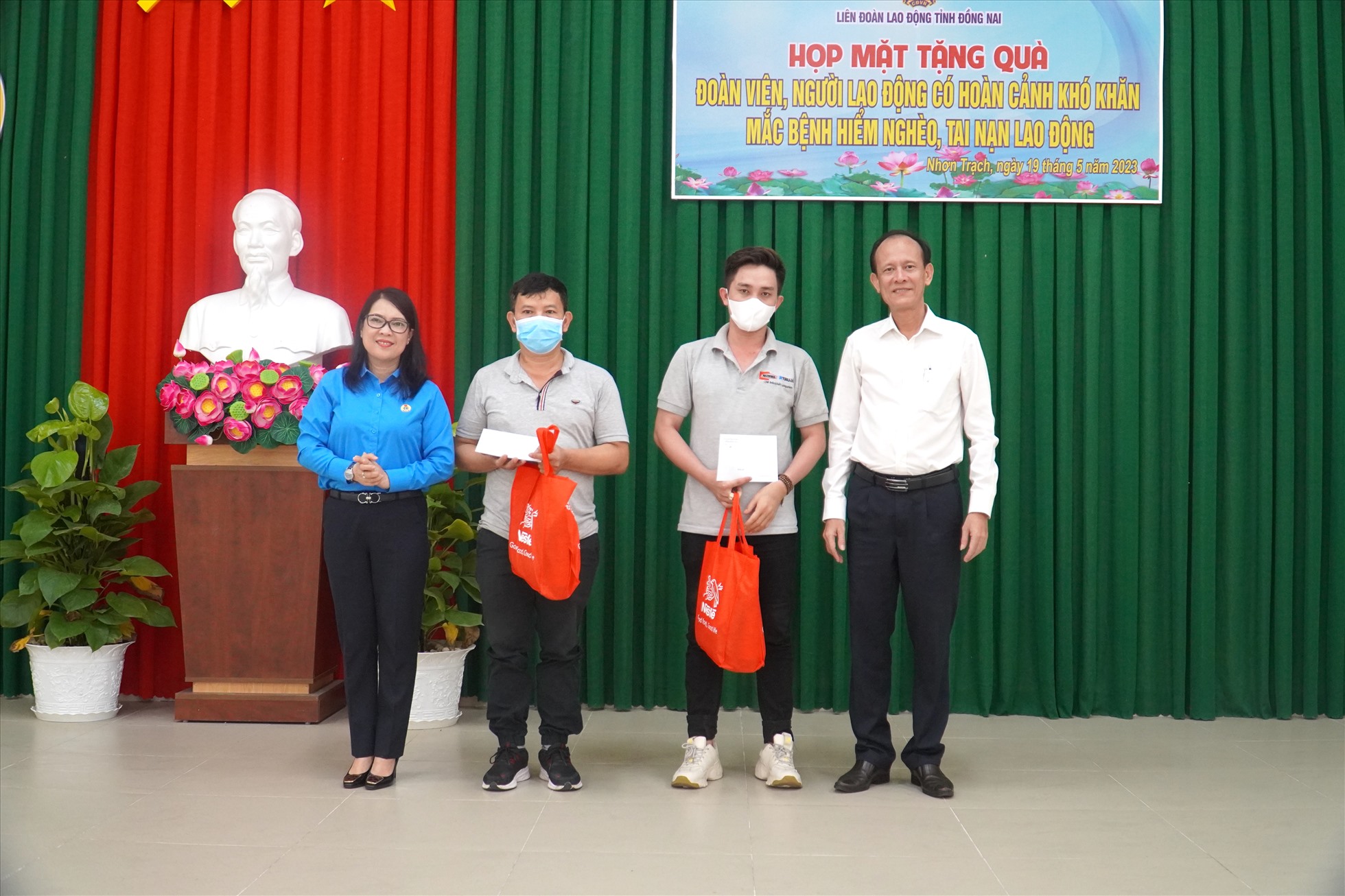 Ban chỉ đạo An toàn vệ sinh lao động tỉnh Đồng Nai tặng phần quà trị giá 5 triệu đồng/trường hợp cho 2 công nhân. Ảnh: Hà Anh Chiến