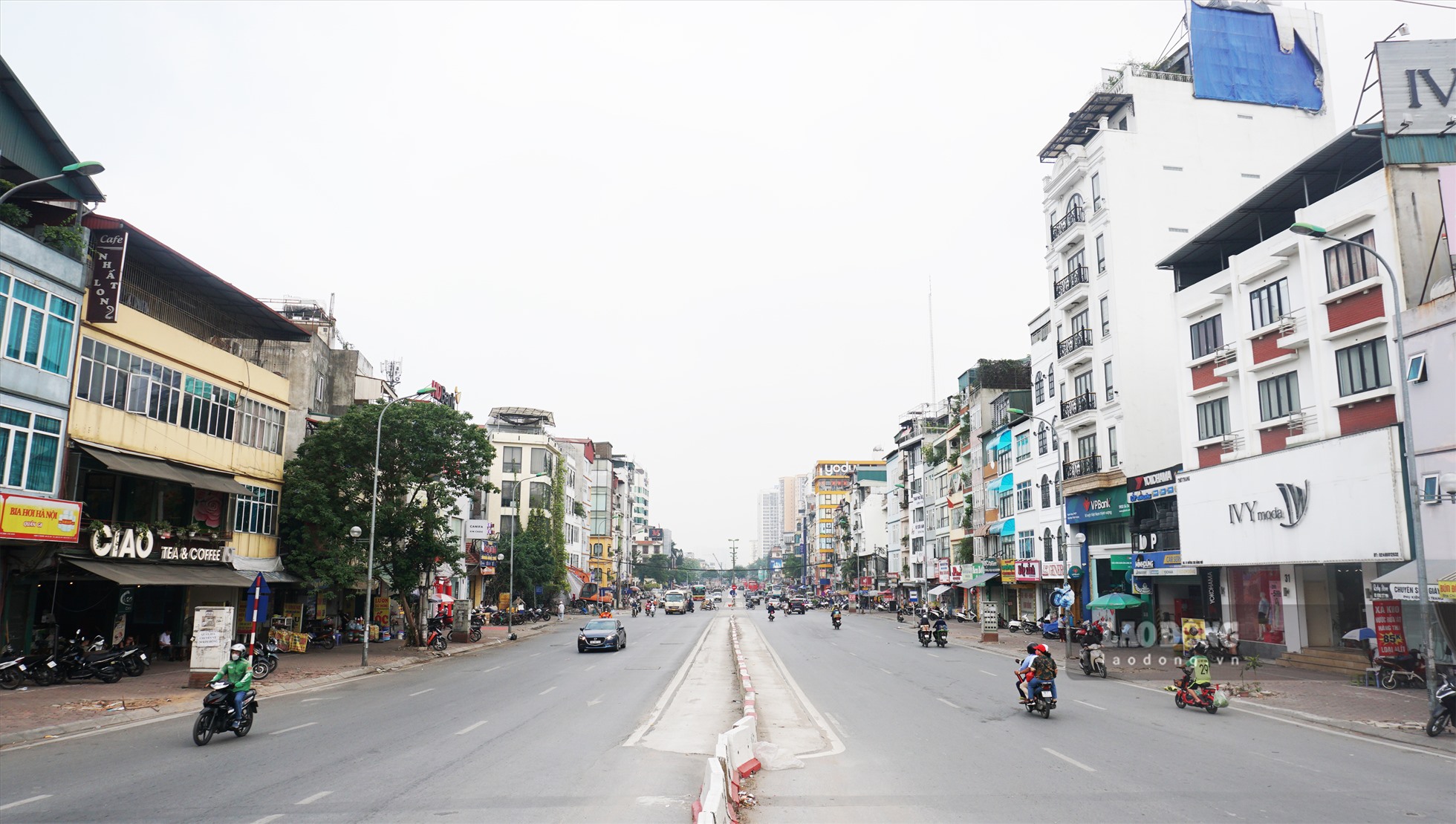 Theo ghi nhận, tuyến đường Kim Đồng (quận Hoàng Mai) sau khi di dời 140 cây xanh, việc 2 bên đường không một bóng cây xanh, khiến nhiều người dân khu vực này và những người tham gia giao thông cảm thấy ngột ngạt.
