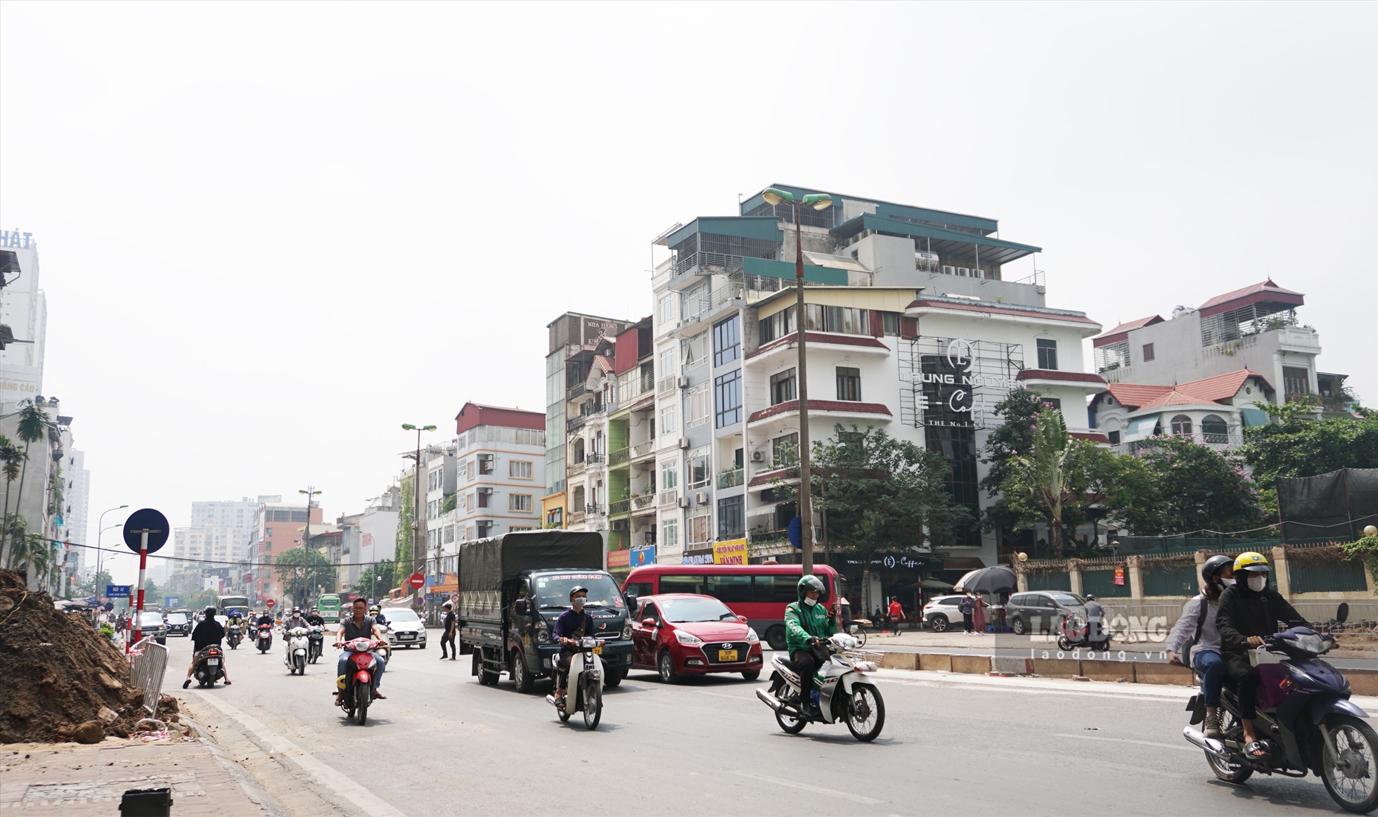 Với thời tiết nắng nóng của Hà Nội, việc di chuyển trên đoạn đường không một bóng cây trở khiến nhiều người cảm thấy mệt mỏi.