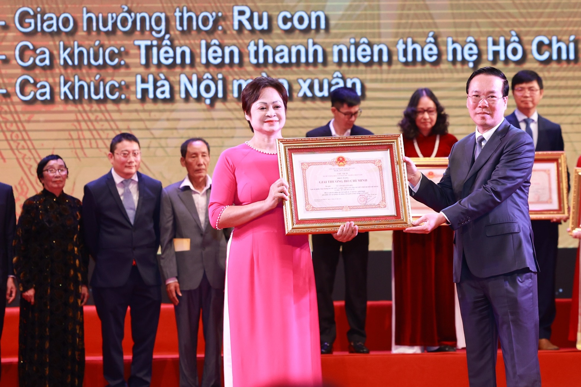 Chủ tịch nước Võ Văn Thưởng trao tặng thưởng tới các tác giả. Ảnh: Hải Nguyễn
