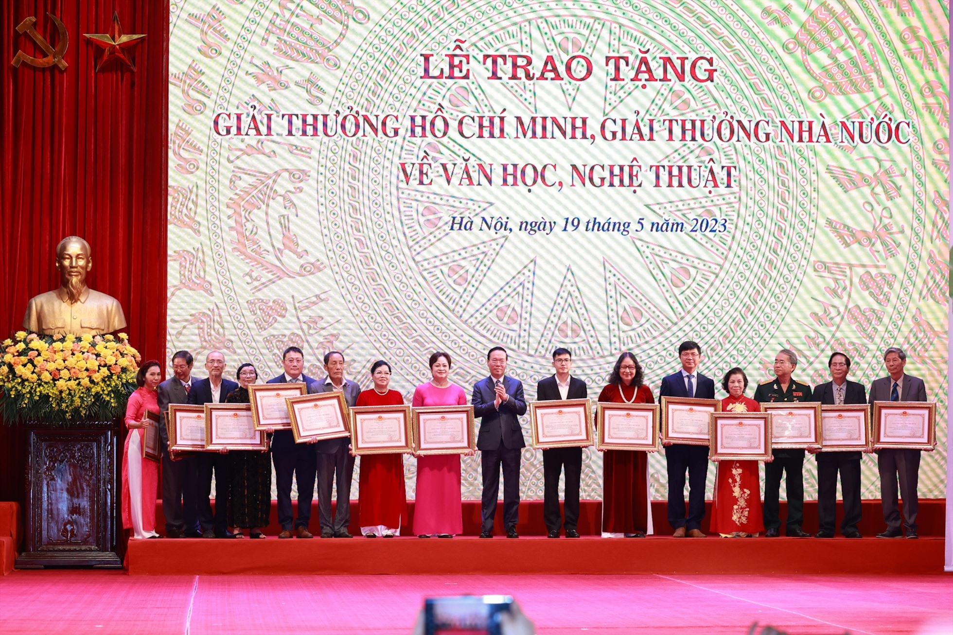 Chủ tịch nước Võ Văn Thưởng trao Giải thưởng Hồ Chí Minh cho tác giả, đại diện gia đình các tác giả. Ảnh: Hải Nguyễn