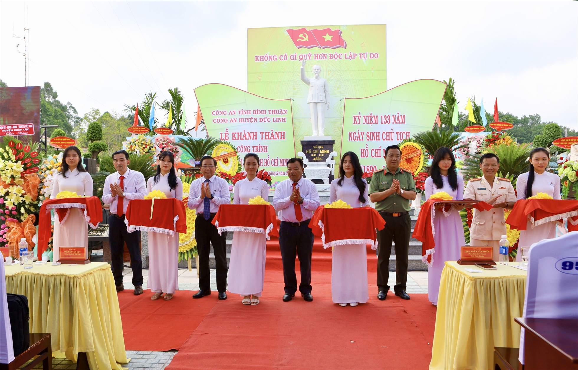 Cắt băng khánh thành tượng đài Chủ tịch Hồ Chí Minh tại Công an huyện Đức Linh. Ảnh: Duy Tuấn