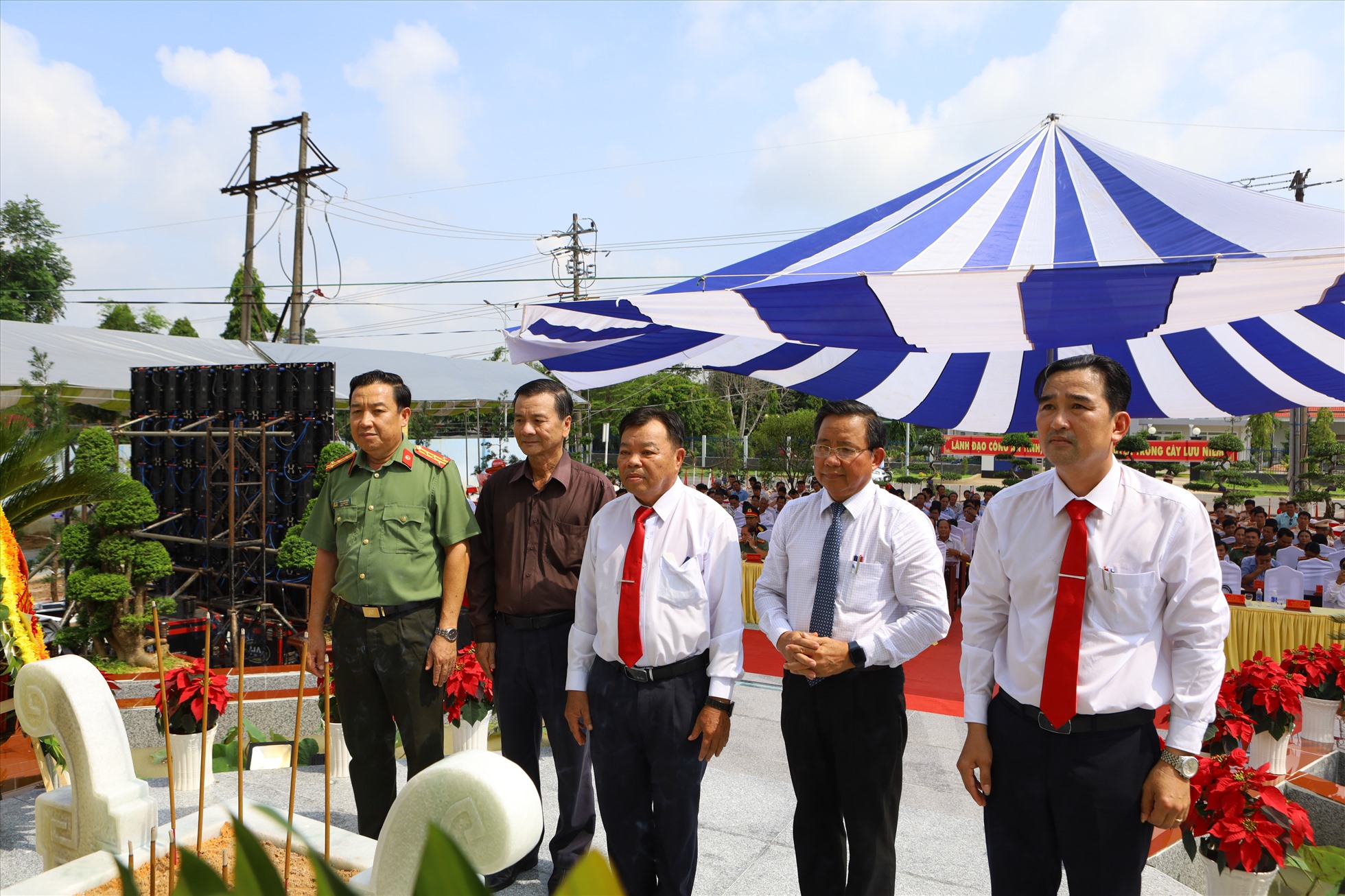 Lãnh đạo công an tỉnh Bình Thuận, lãnh đạo huyện Đức Linh và các đại biểu dâng hương tại tượng đài Chủ tịch Hồ Chí Minh. Ảnh: Duy Tuấn