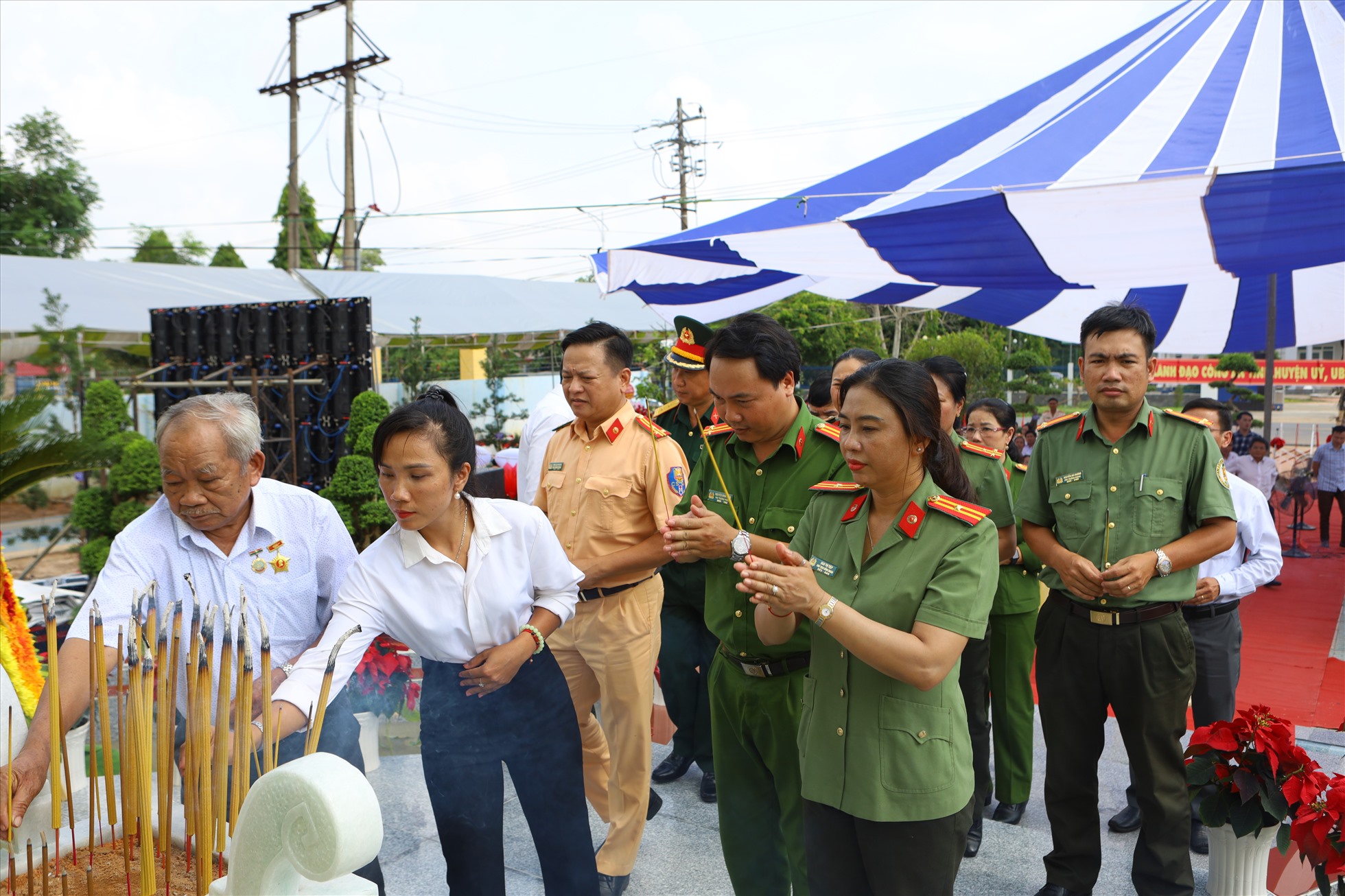 Chủ tịch Công đoàn Công an tỉnh Bình Thuận cùng các đại biểu dâng hương trước tượng đài Chủ tịch Hồ Chí Minh. Ảnh: Duy Tuấn
