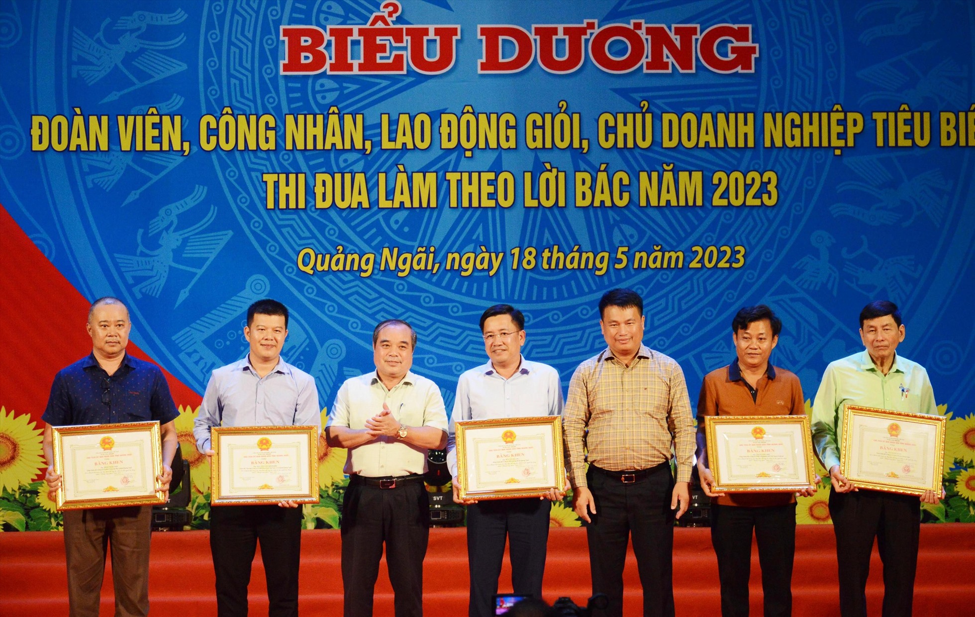 Ông Đặng Ngọc Huy -  Phó Bí thư Thường trực Tỉnh ủy, Trưởng đoàn Đại biểu Quốc hội tỉnh và ông Trần Hoàng Tuấn - Phó Chủ tịch Thường trực UBND tỉnh trao bằng khen của UBND tỉnh cho các chủ doanh nghiệp tiêu biểu. Ảnh: Ngọc Viên