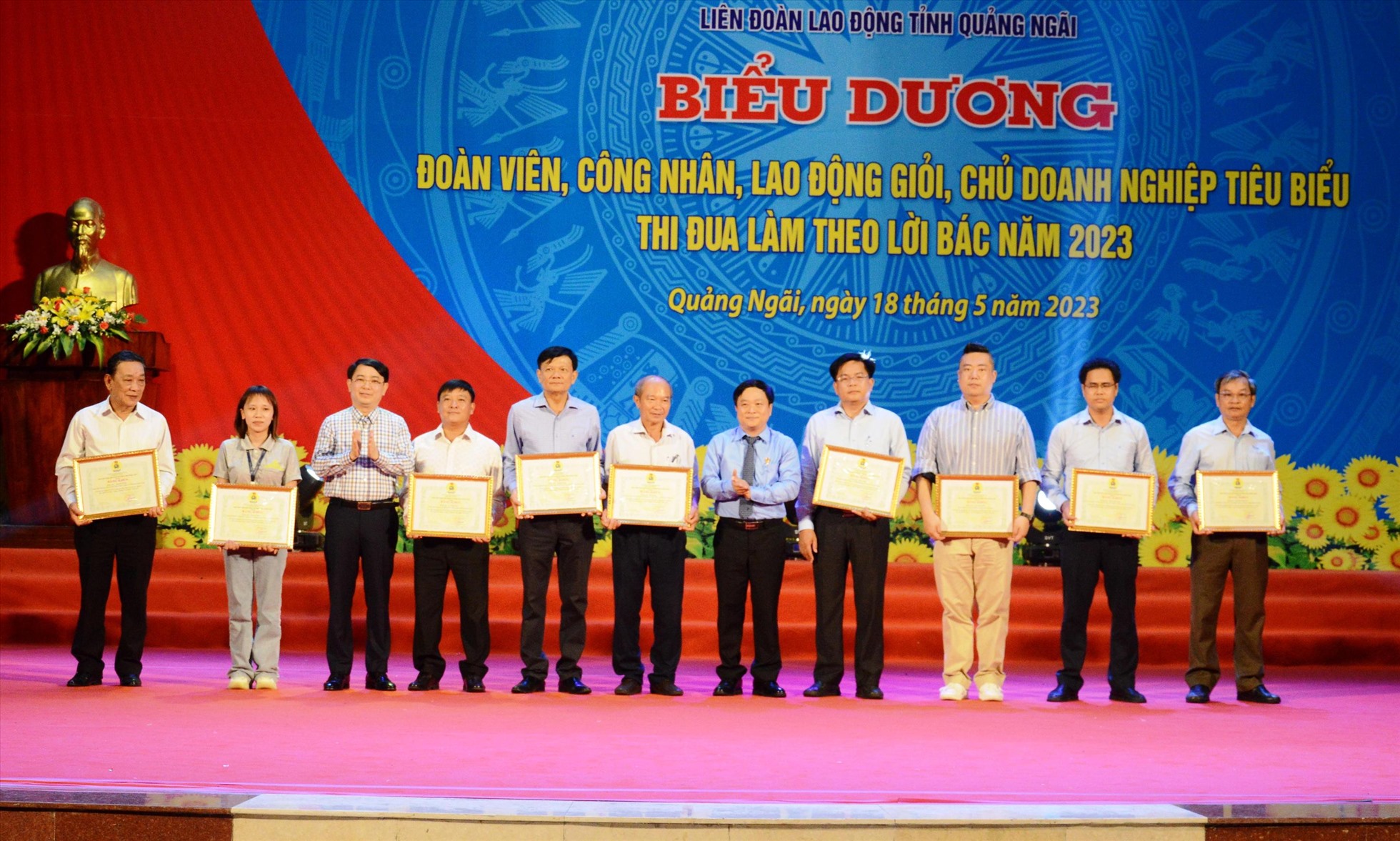 Ông Nguyễn Phúc Nhân - Chủ tịch Liên đoàn Lao động tỉnh và ông Hà Hoàng Việt Phương - Trưởng Ban Quản lý KKT Dung Quất và các KCN Quảng Ngãi trao bằng khen của LĐLĐ tỉnh cho các chủ doanh nghiệp tiêu biểu. Ảnh: Ngọc Viên