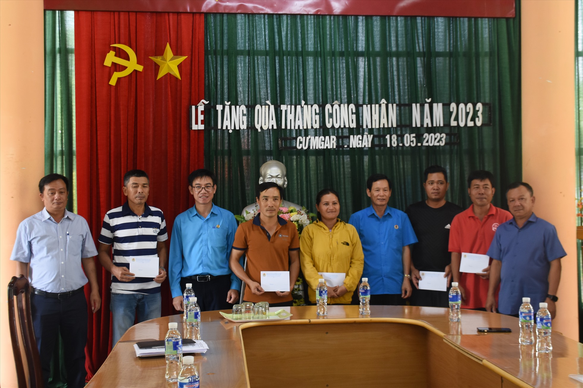 Lãnh đạo LĐLĐ tỉnh Đắk Lắk tặng quà cho đoàn viên khó khăn ở Cty Cổ phần cà phê Ea Pốk. Ảnh: Quốc Diễn