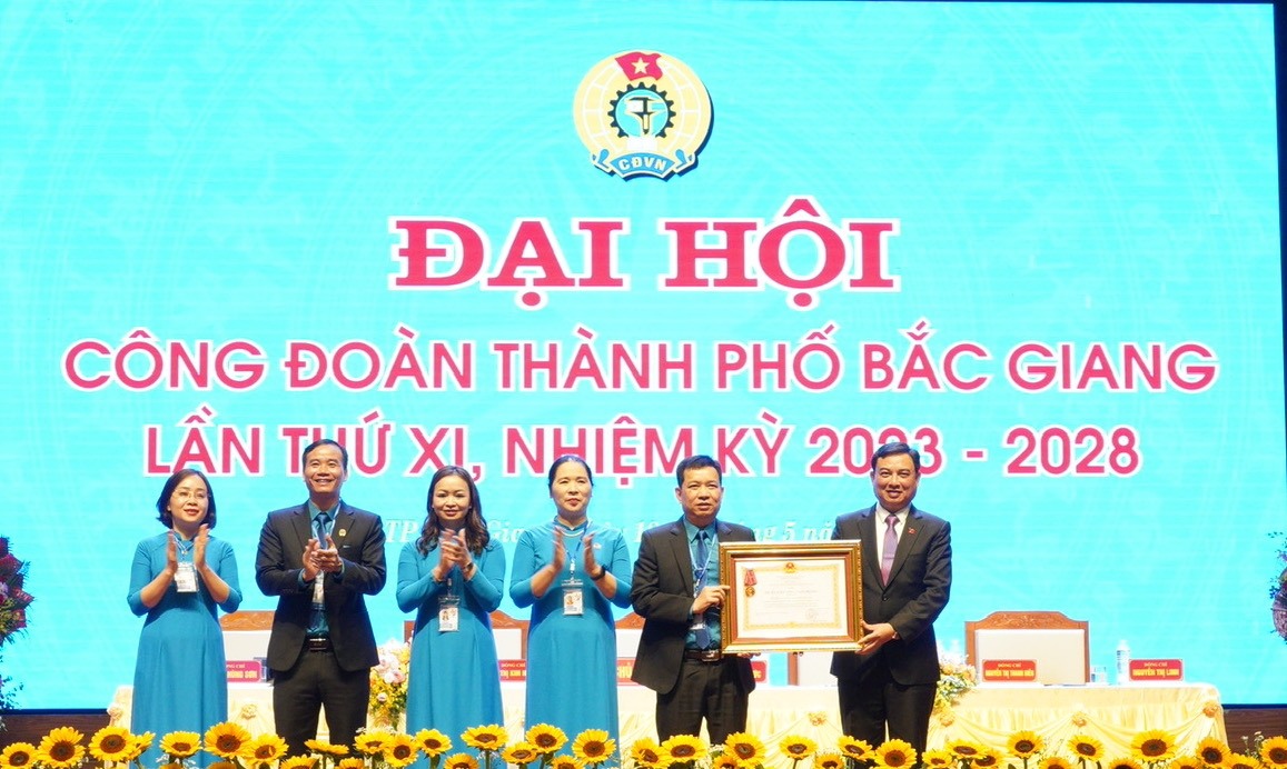 Liên đoàn Lao động thành phố Bắc Giang đón nhận Huân chương lao động hạng Ba do Chủ tịch nước tặng thưởng. Ảnh: Bảo Hân