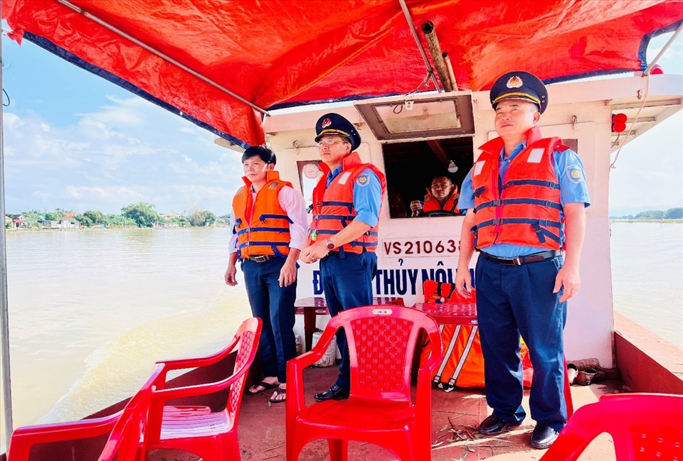 Cán bộ, người lao động Cục Đường thuỷ nội địa Việt Nam kiểm tra an toàn, vận tải thủy nội địa tại tỉnh Nghệ An. Ảnh: Công đoàn Cục Đường thuỷ nội địa VN