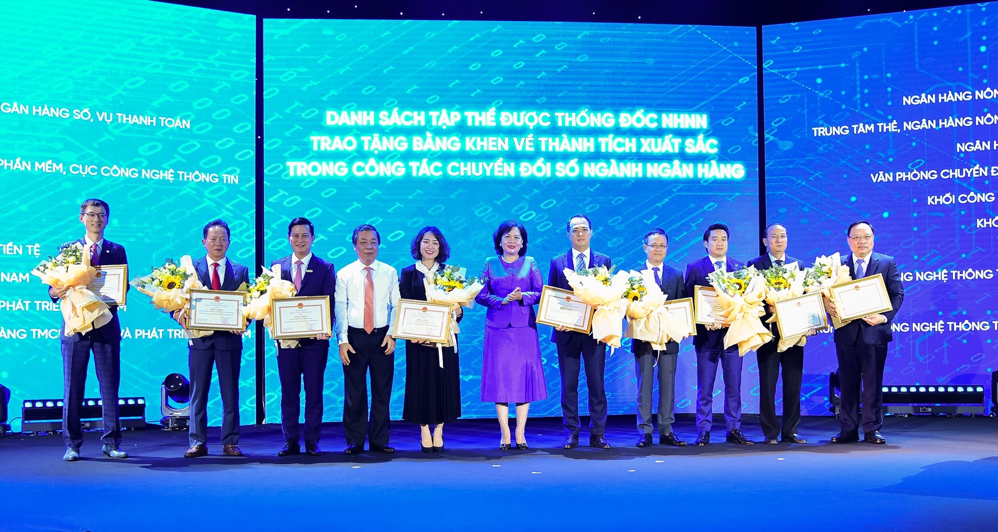 Ông Trần Công Quỳnh Lân – Phó Tổng Giám đốc VietinBank (thứ 3 từ trái qua) đại diện VietinBank nhận Bằng khen của Thống đốc NHNN Việt Nam về thành tích xuất sắc trong công tác chuyển đổi số ngành Ngân hàng. Ảnh: VietinBank